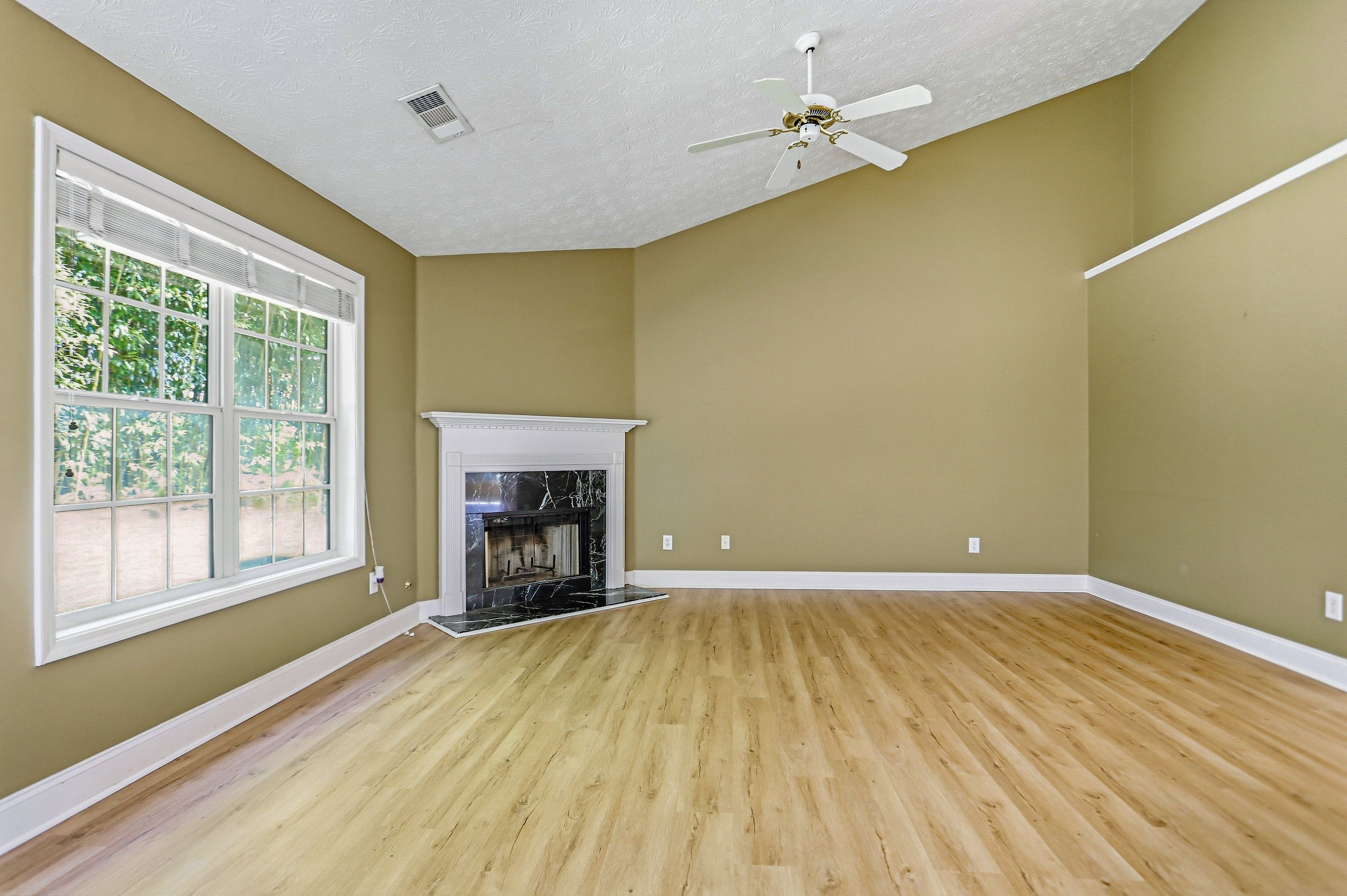 Photo 3 of 18 of 2414 Caneridge Pt SW, Marietta, GA