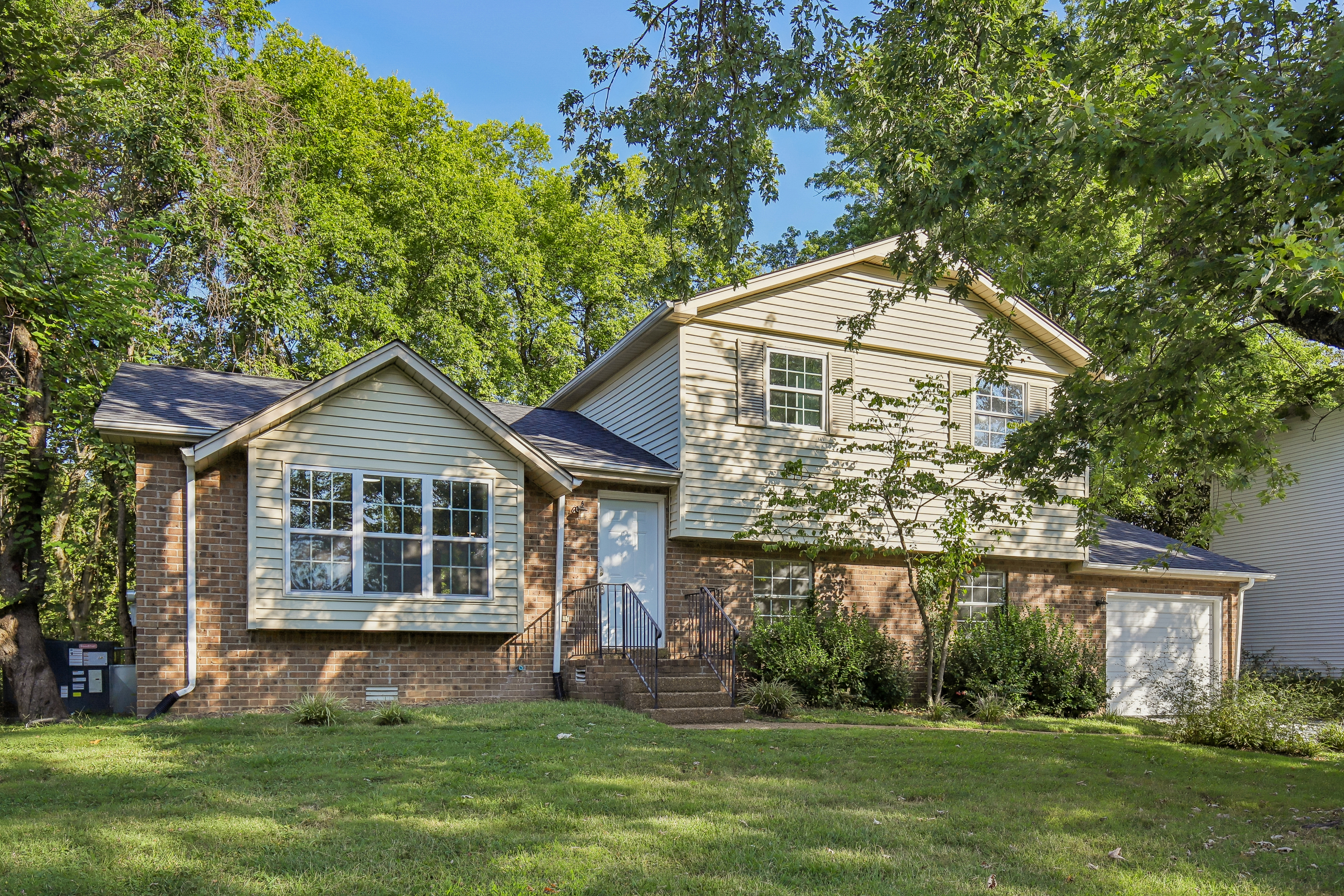 Photo 2 of 79 of 5148 Roxborough Dr, Hermitage, TN