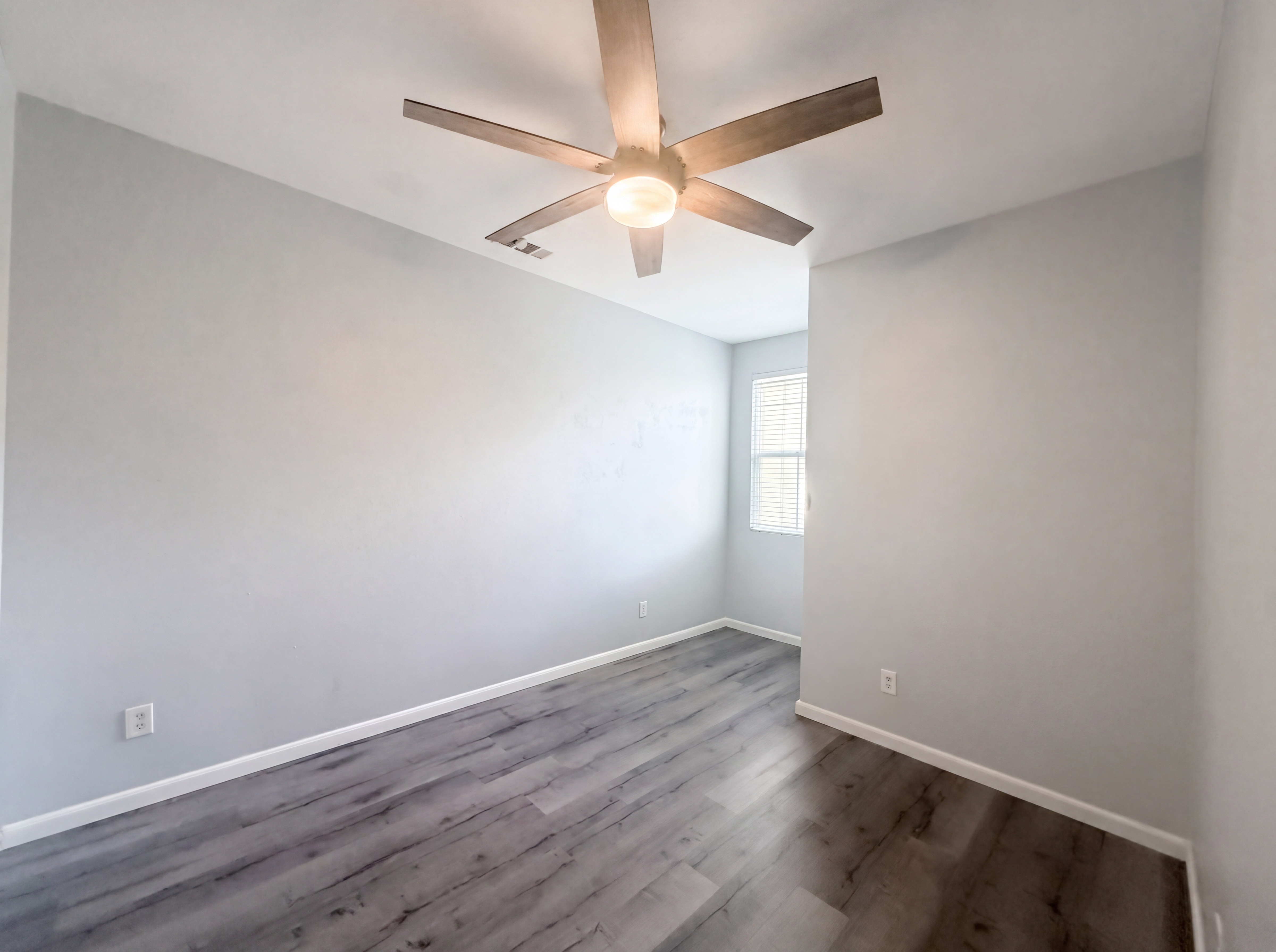 Photo 10 of 17 of 1800 E Lakeshore Dr, Lake Elsinore, CA