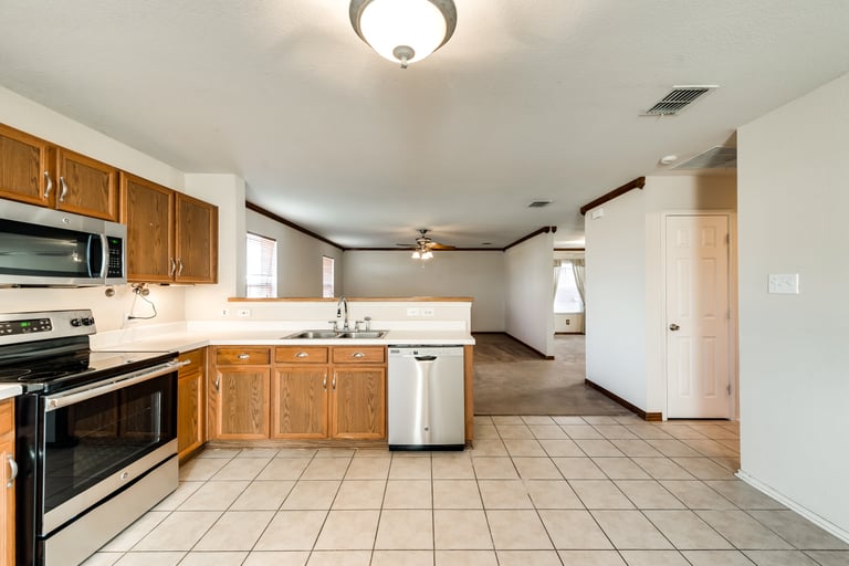 Photo 9 of 27 - 1401 Waterford Dr, Little Elm, TX 75068