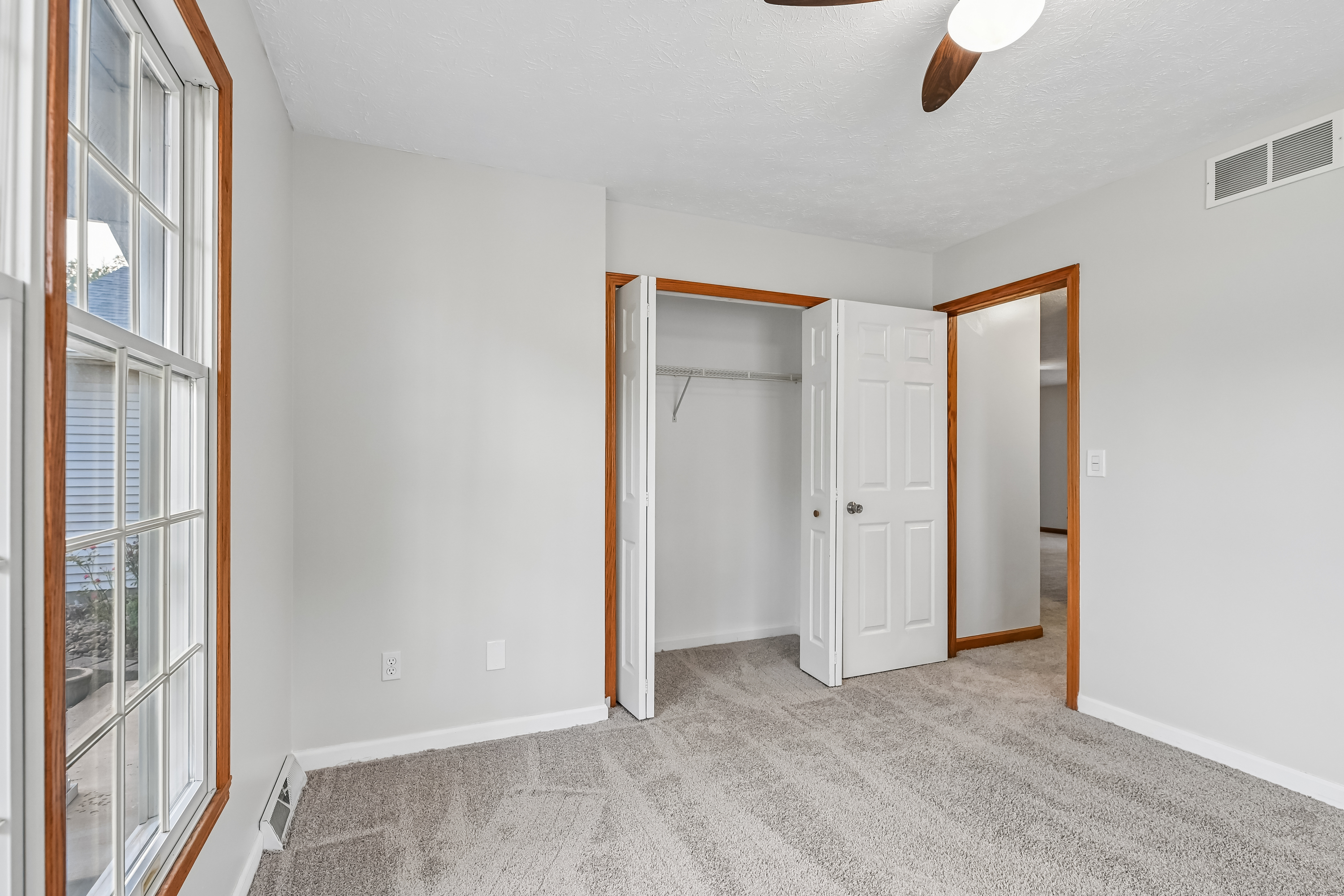 Photo 11 of 42 of 2145 Overland Ave NE, Warren, OH