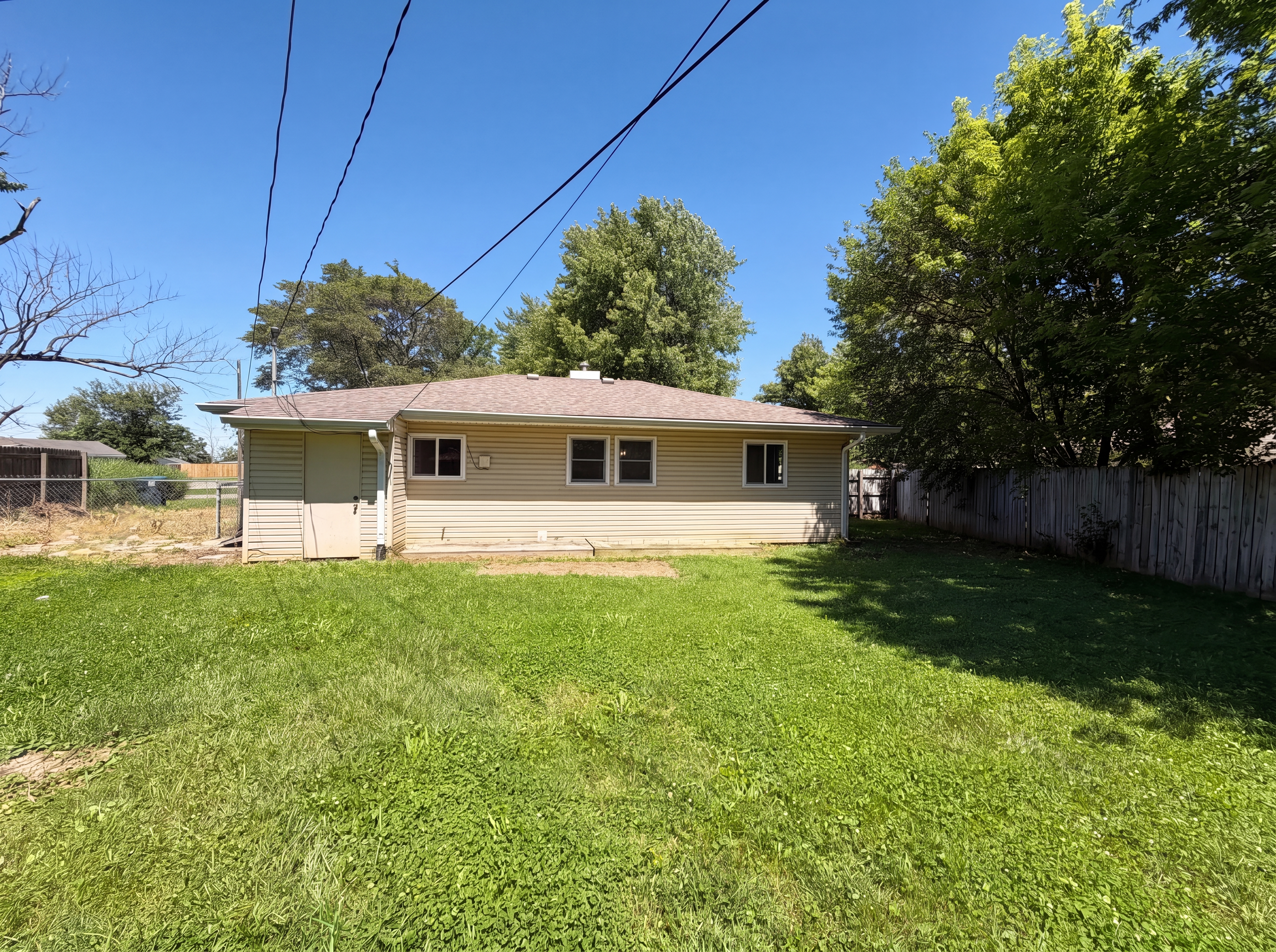 Photo 5 of 15 of 217 Crestwood Dr, Whiteland, IN