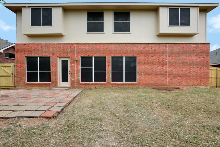 Photo 5 of 26 - 5716 Wimbledon Cir, Haltom City, TX 76137
