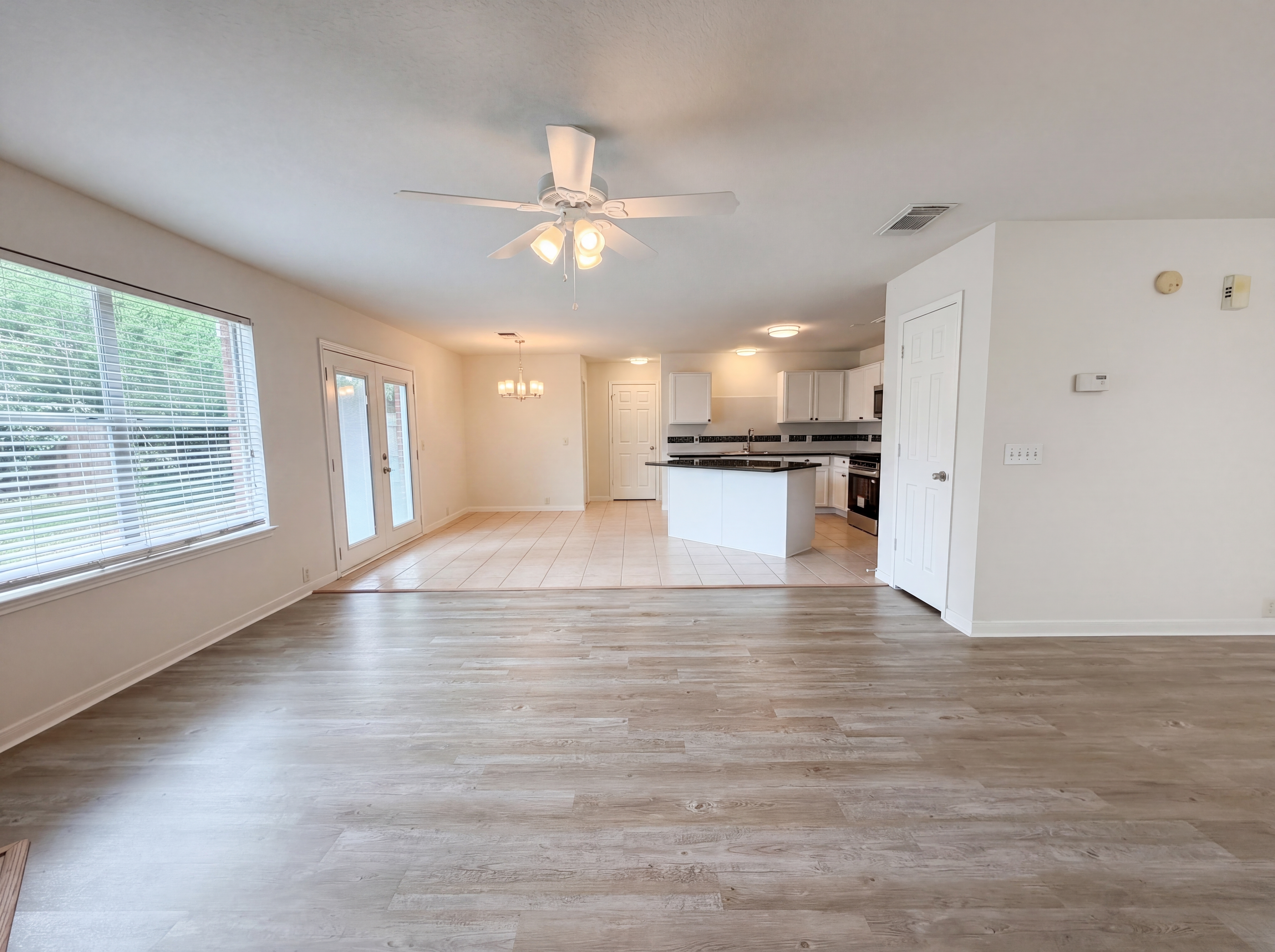 Photo 7 of 23 of 11918 Sonora Springs Dr, Tomball, TX