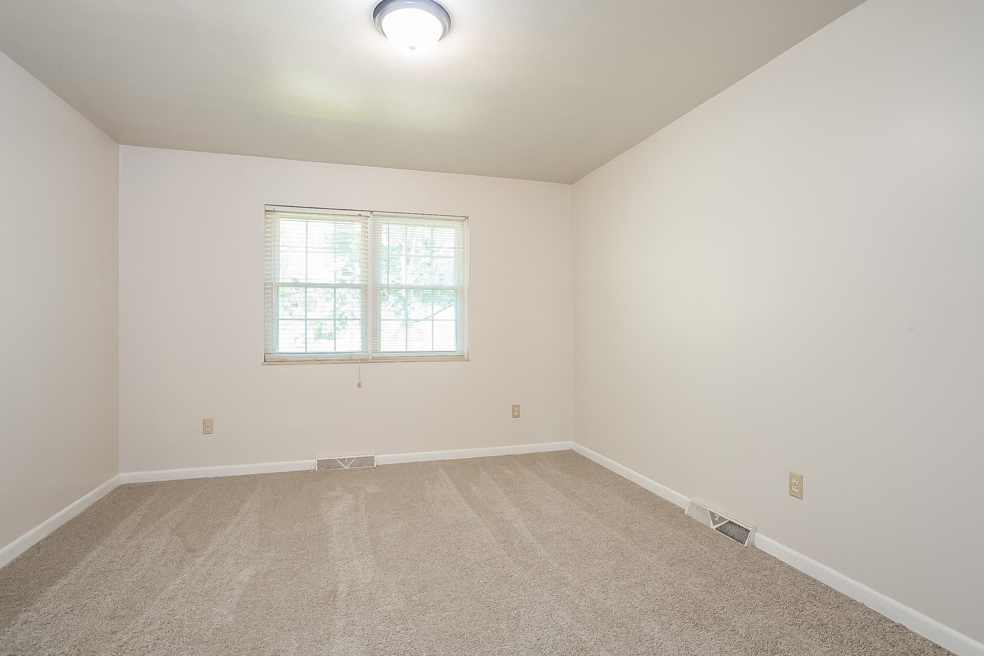 Photo 17 of 22 of 214 Meadow Ln, La Follette, TN