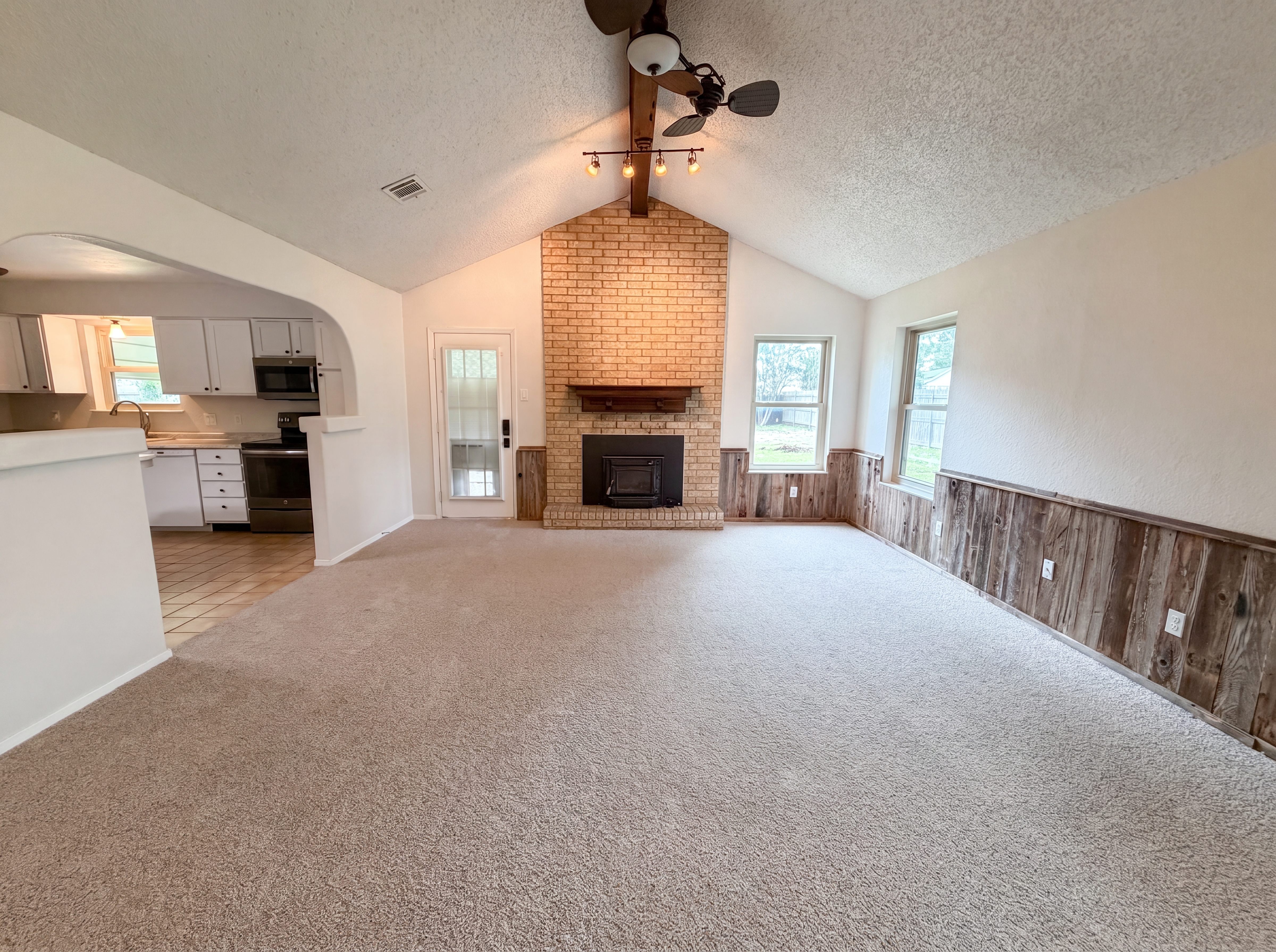 Photo 6 of 16 of 208 Dakota Dr, Hewitt, TX