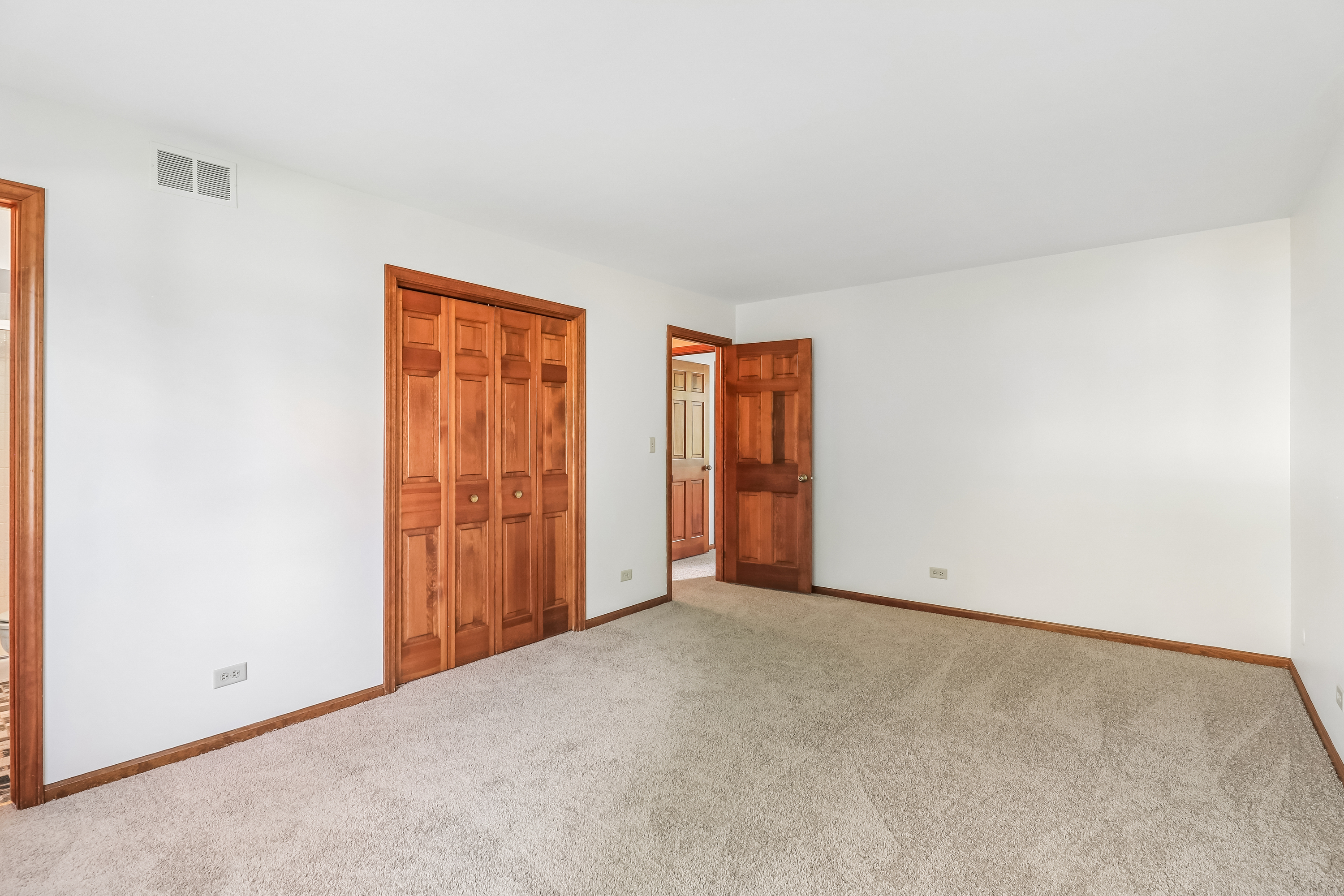 Photo 4 of 41 of 733 Buttonwood Cir, Naperville, IL