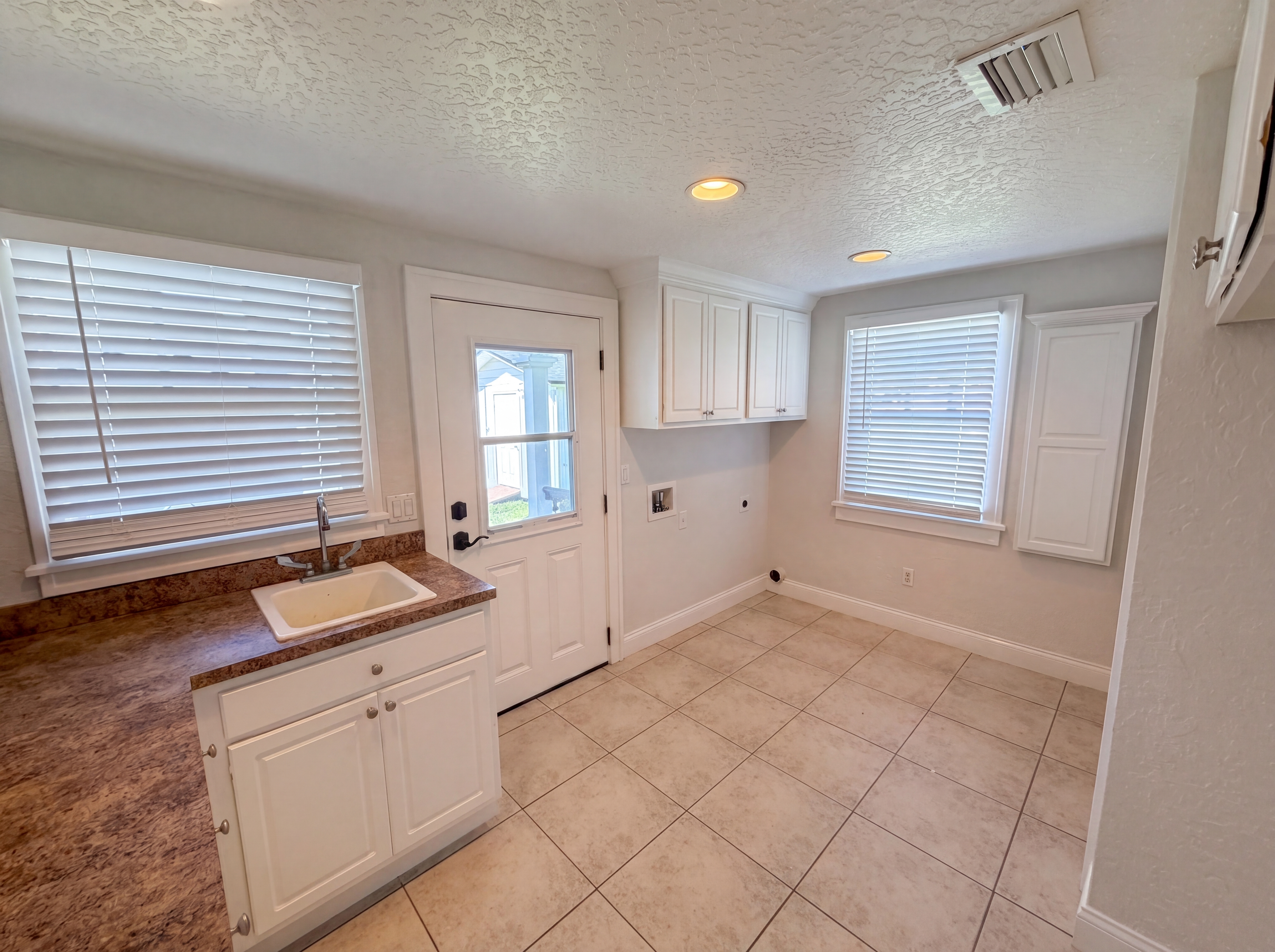 Photo 12 of 25 of 535 Palmetto Dr, Melbourne, FL