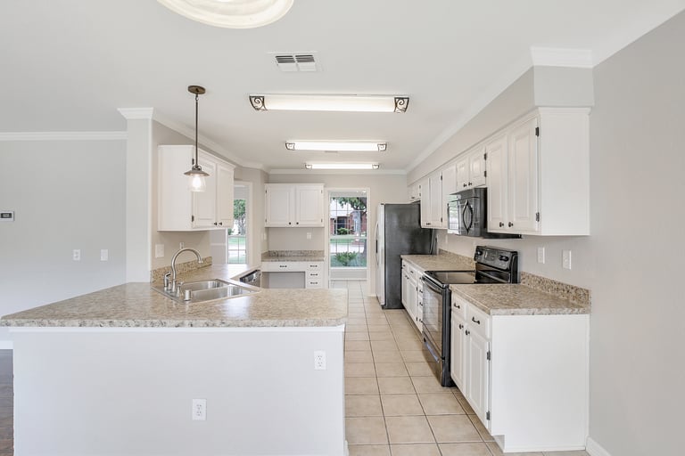 Photo 10 of 27 - 923 Silver Streak Dr, Saginaw, TX 76131