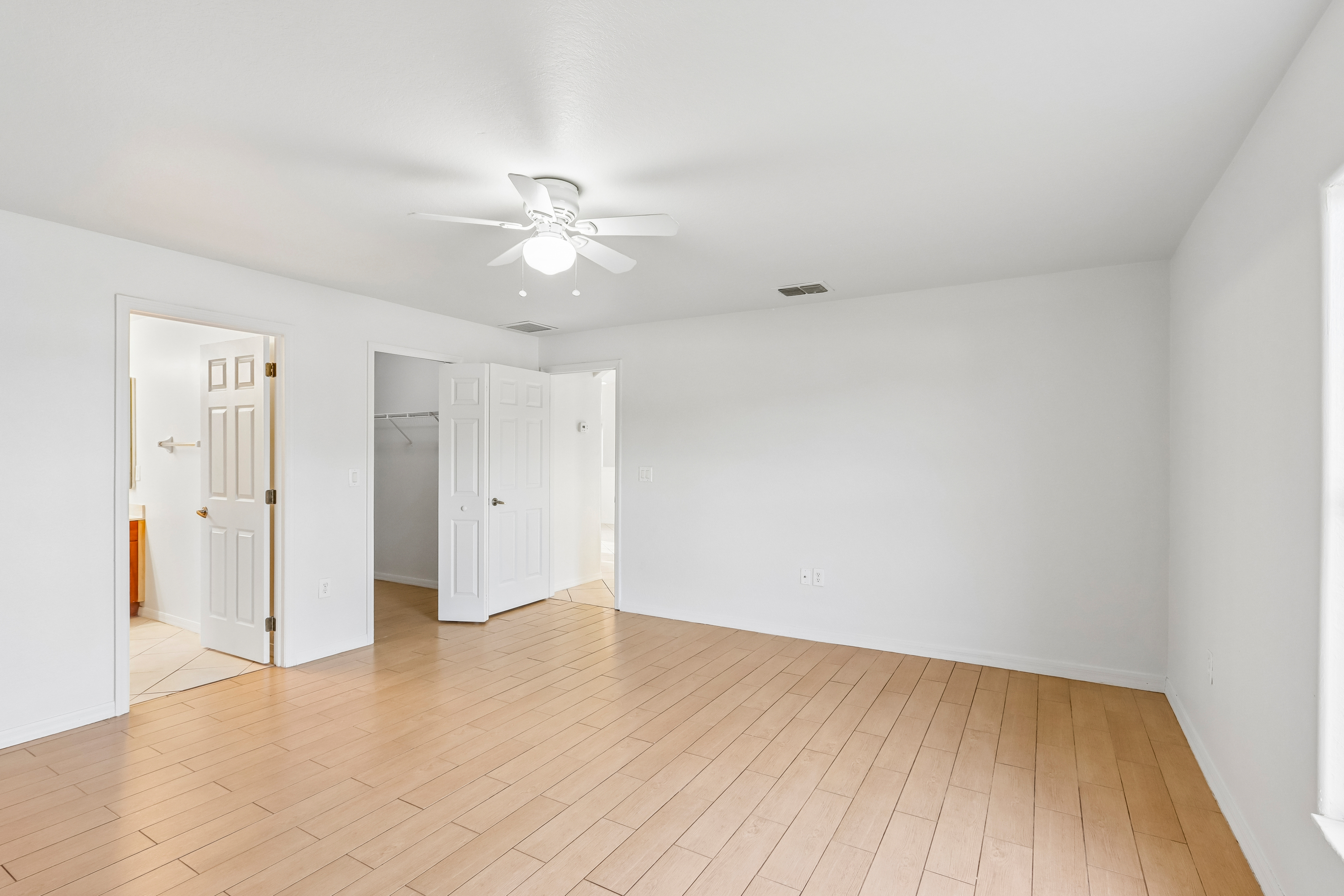 Photo 4 of 18 of 1136 SW 18th Ct, Cape Coral, FL
