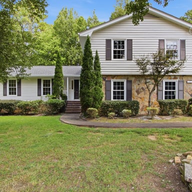 Property photo 1 of 3662 Sweet Briar Ln SE