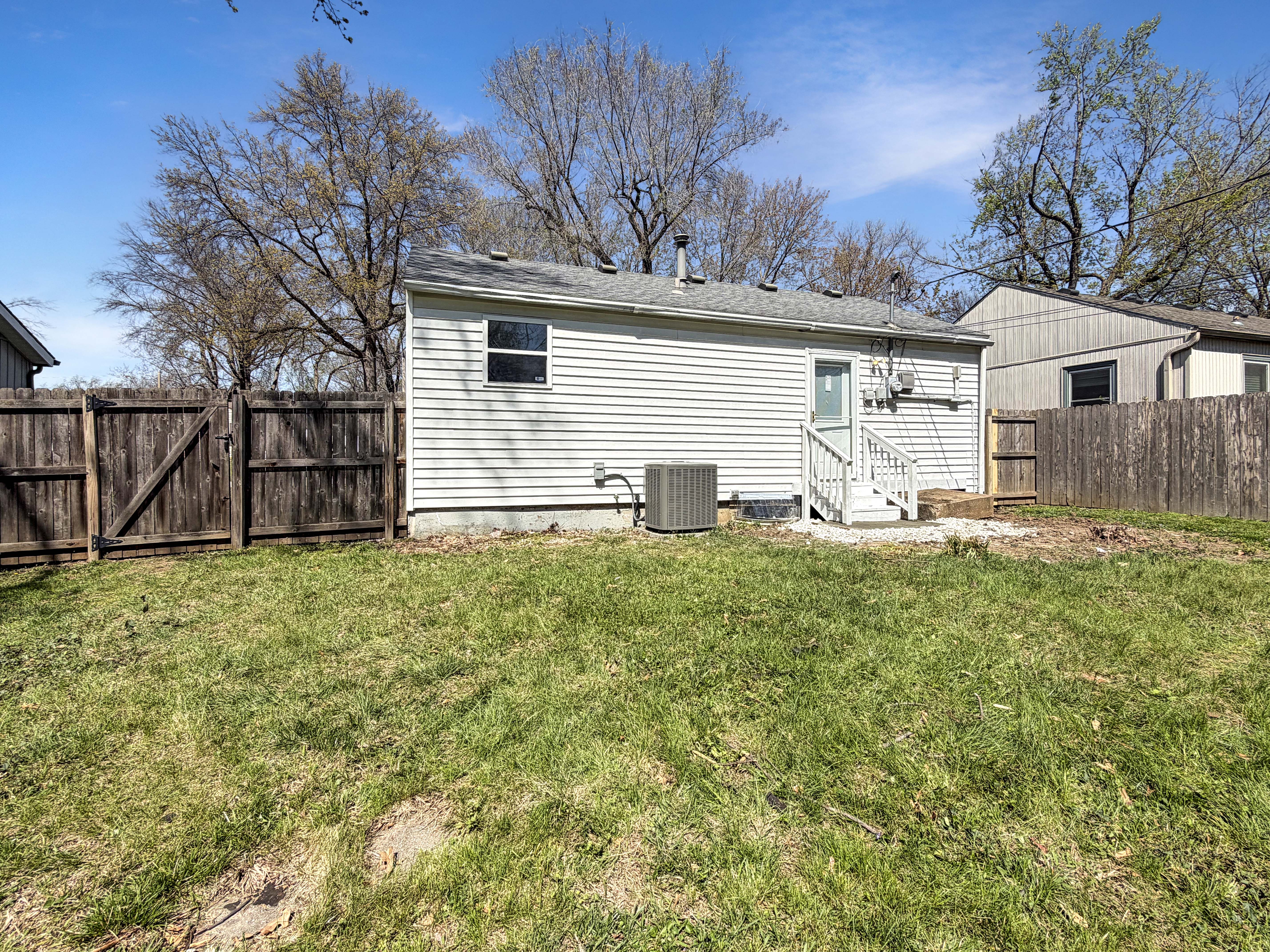 Photo 11 of 14 of 1005 NE 44th St, Kansas City, MO