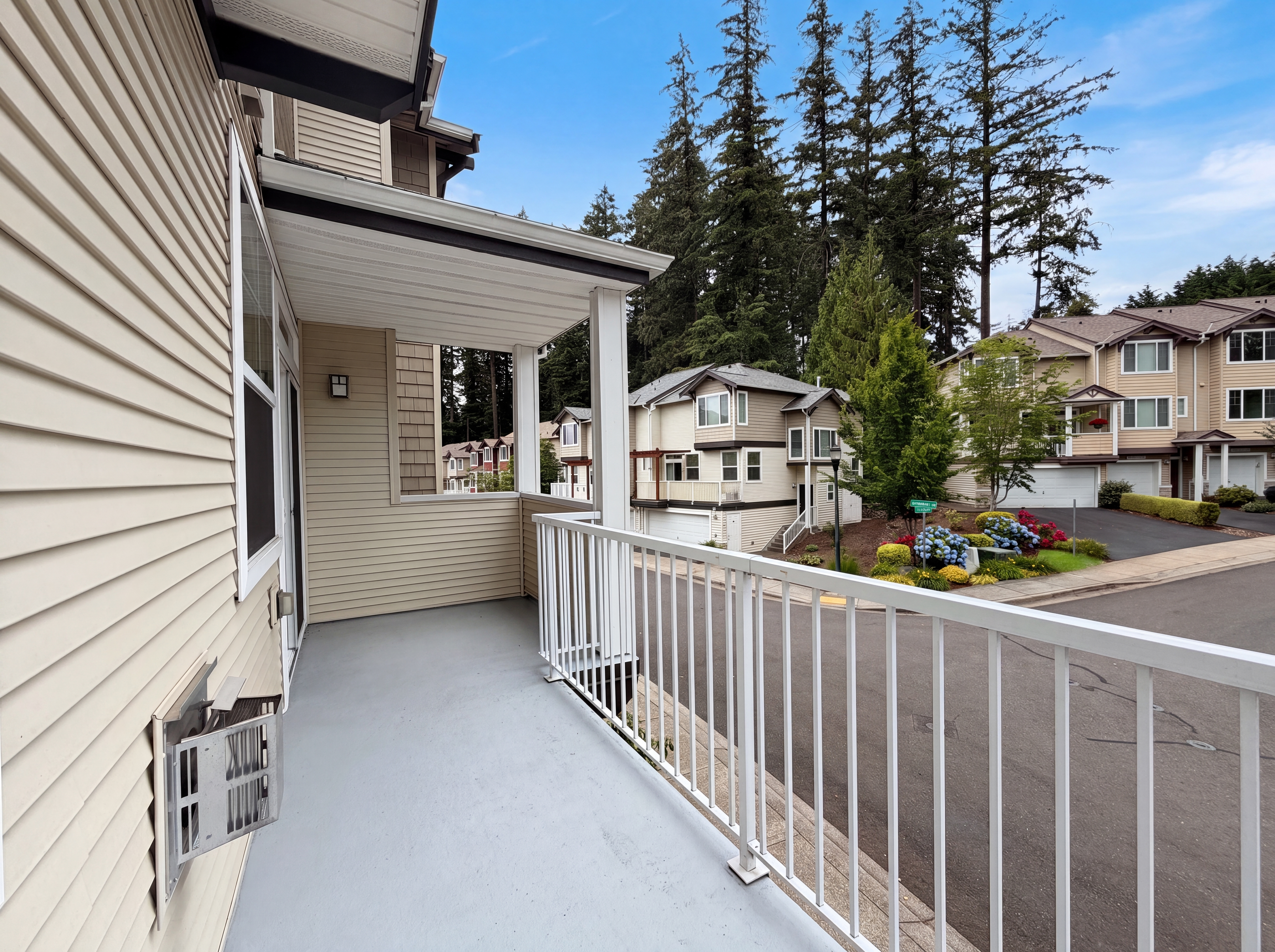 Photo 5 of 26 of 15485 SW Sparrow Loop, Beaverton, OR