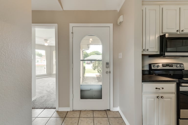 Photo 11 of 30 - 402 Roan Ln, Red Oak, TX 75154