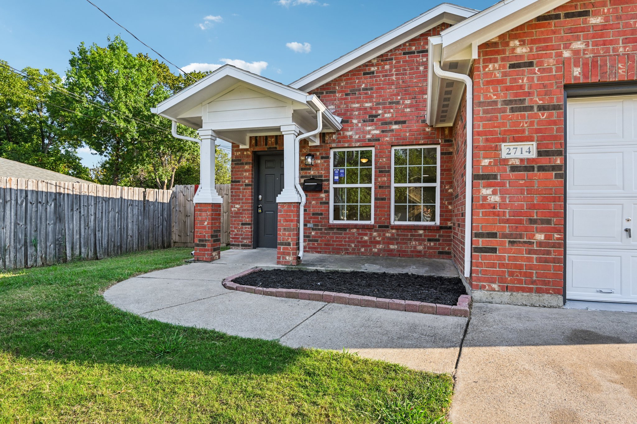 Photo 11 of 38 of 2714 Silkwood St, Dallas, TX