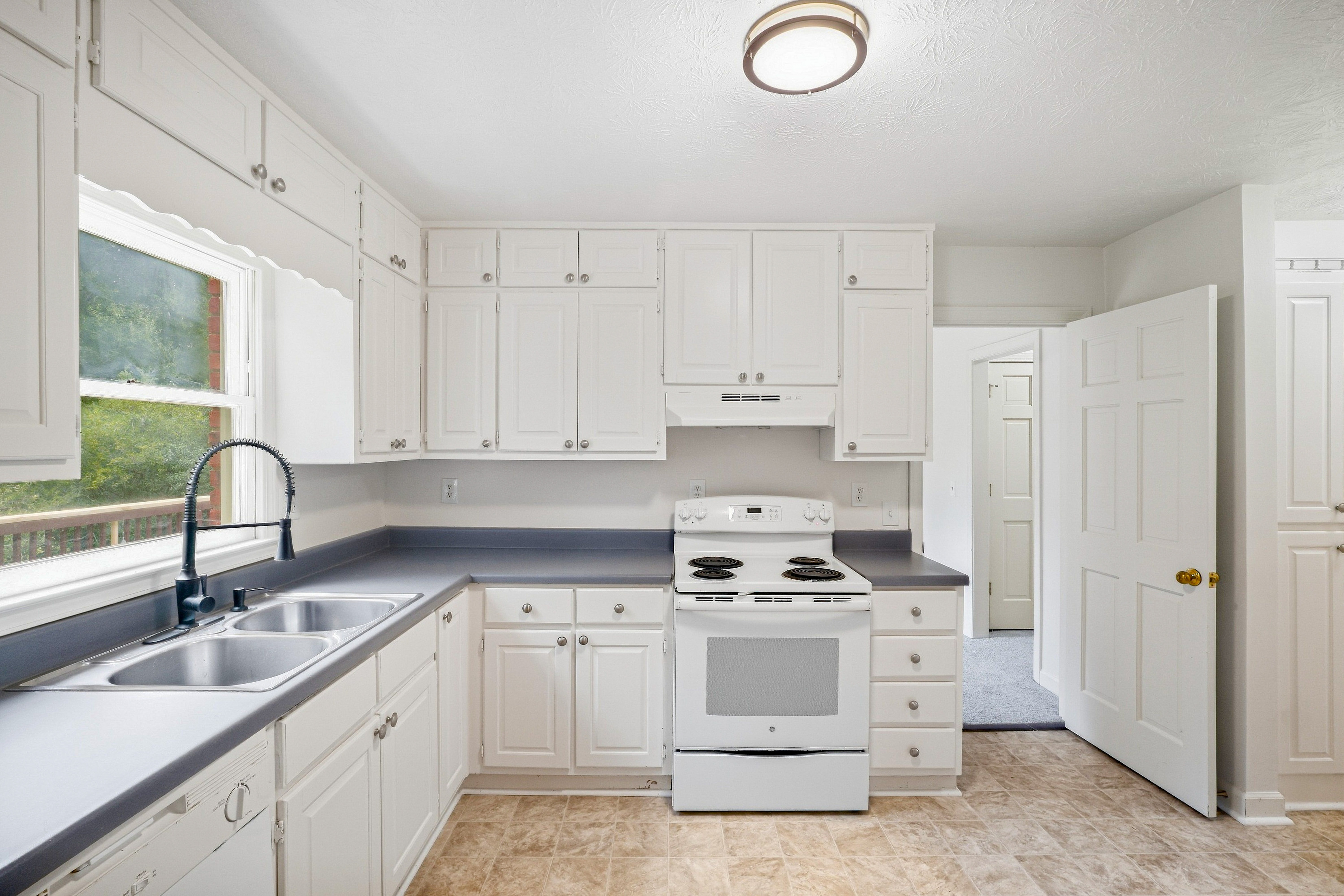 Photo 6 of 50 of 1502 Shoal Creek Dr SW, Conyers, GA