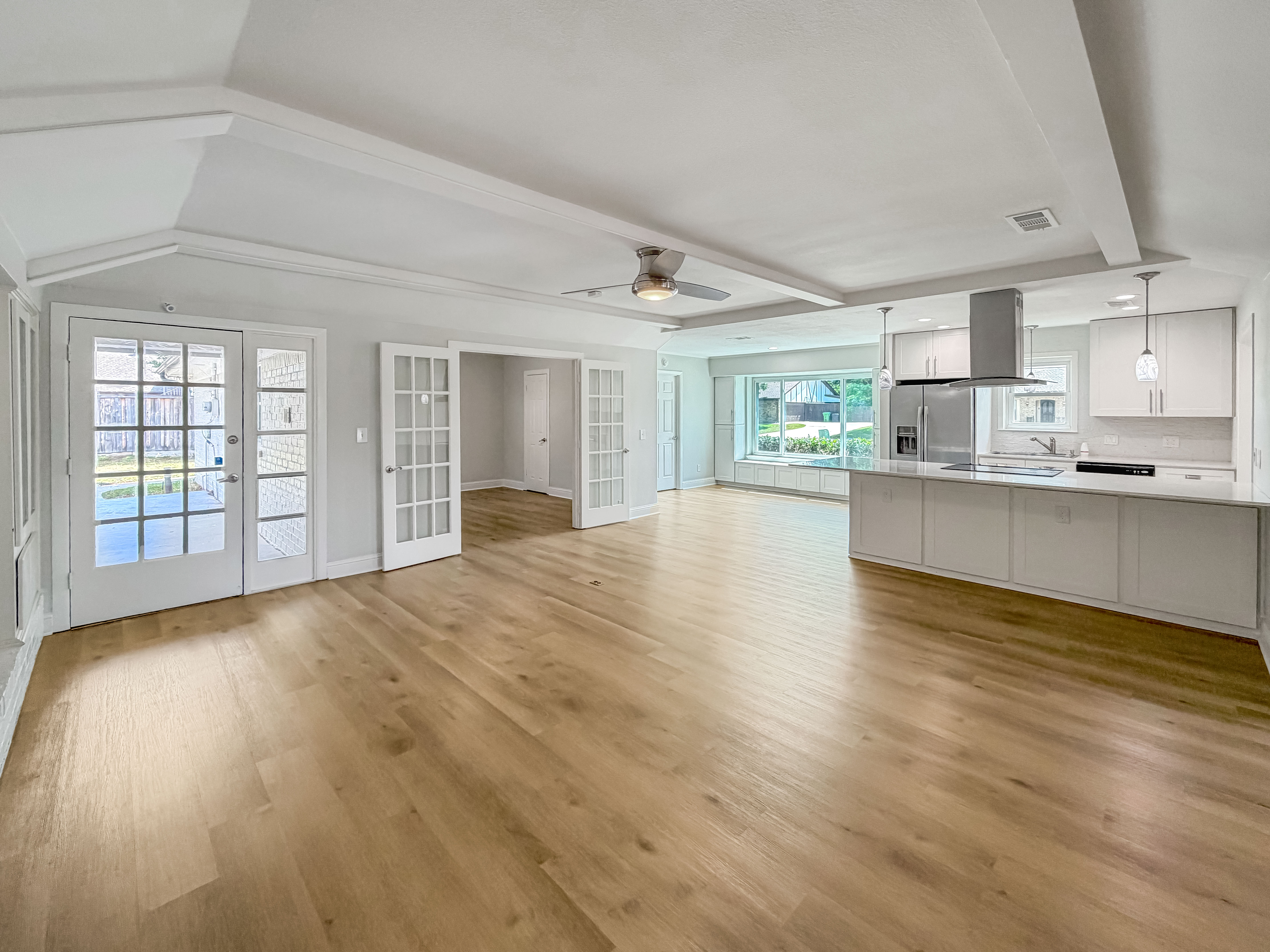 Photo 10 of 27 of 100 W Pleasantview Dr, Hurst, TX
