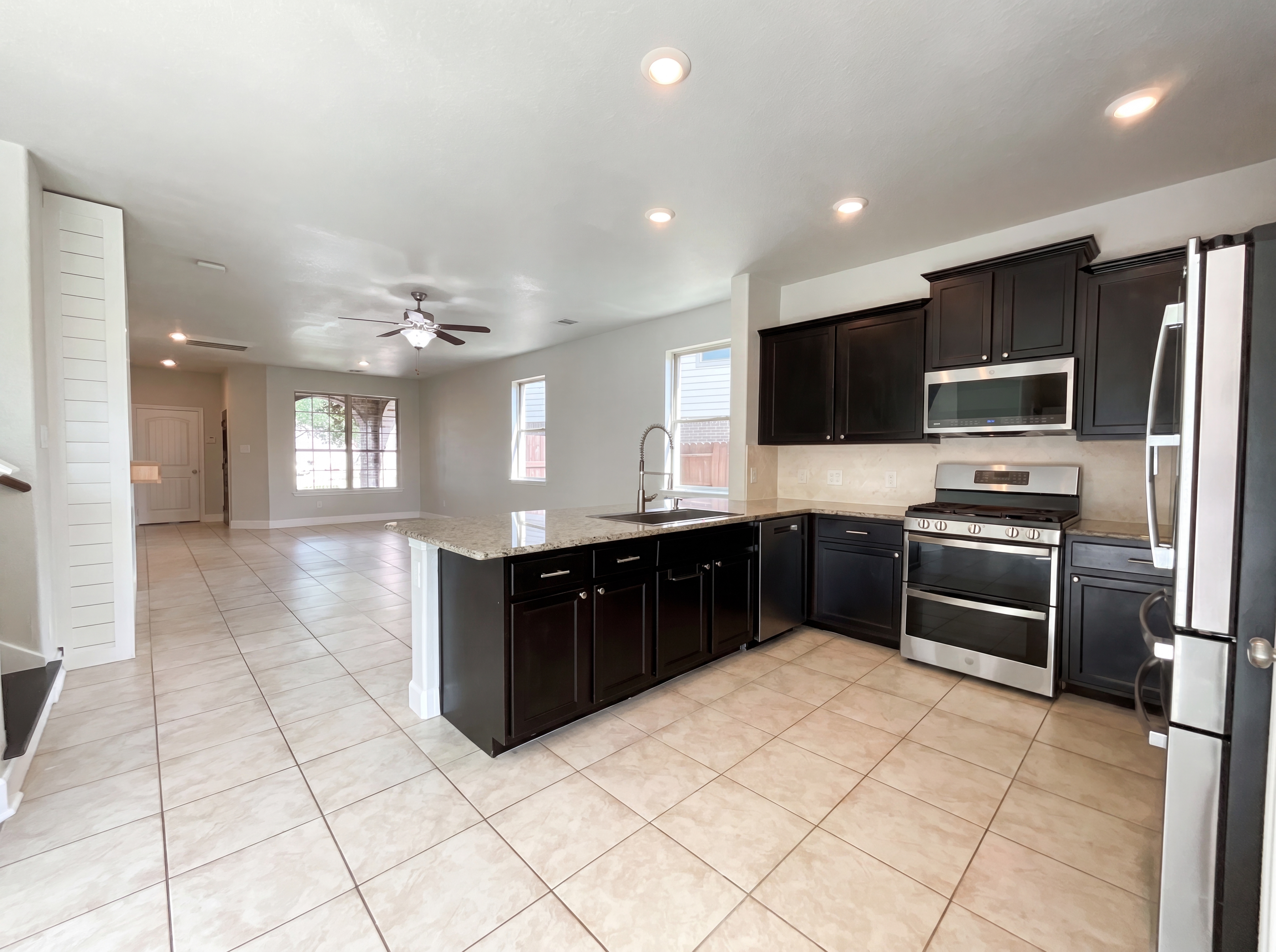 Photo 7 of 17 of 18813 Genova Bay Ct, New Caney, TX