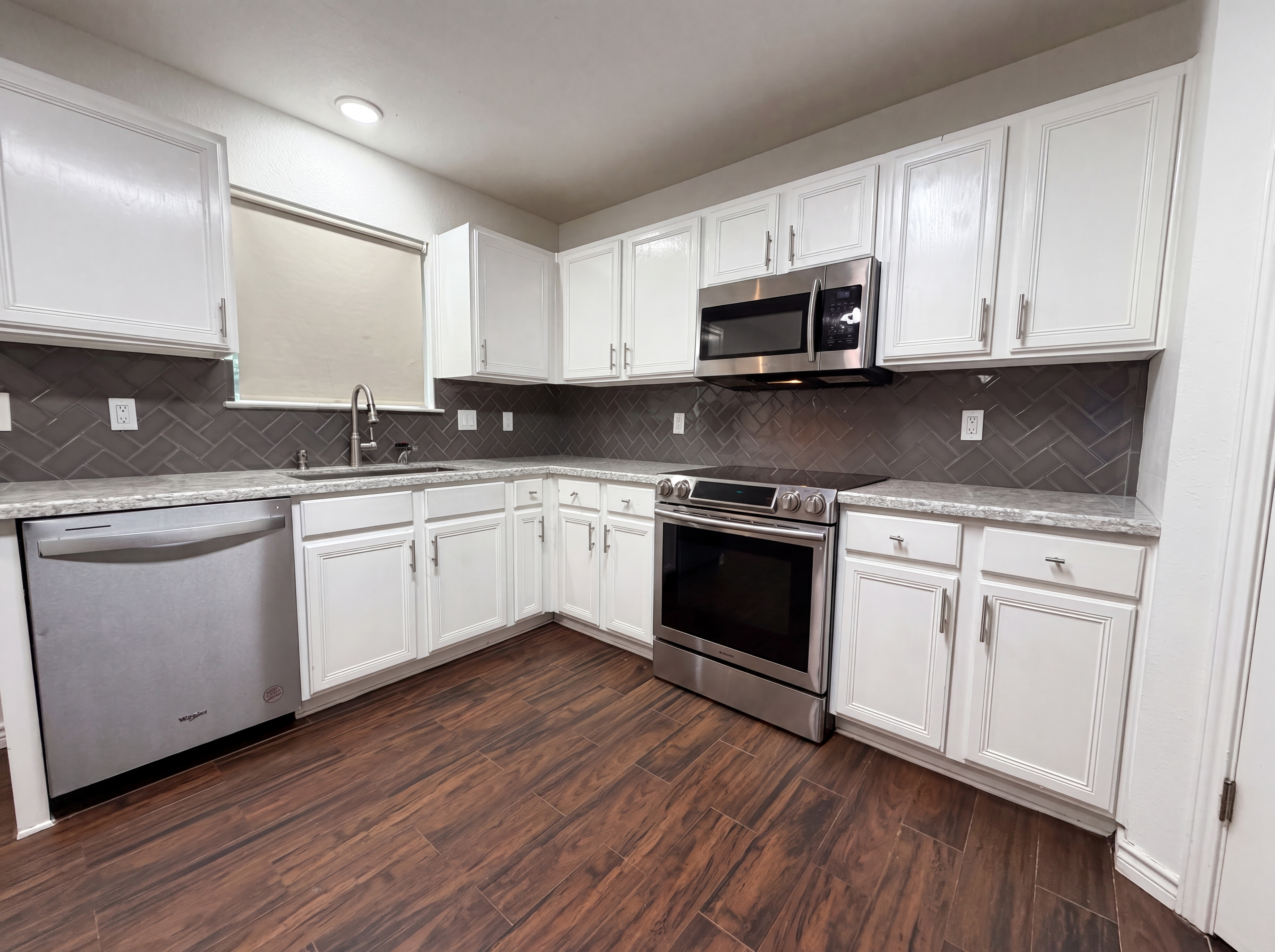 Photo 6 of 18 of 8423 Berry Knoll Dr, Universal City, TX