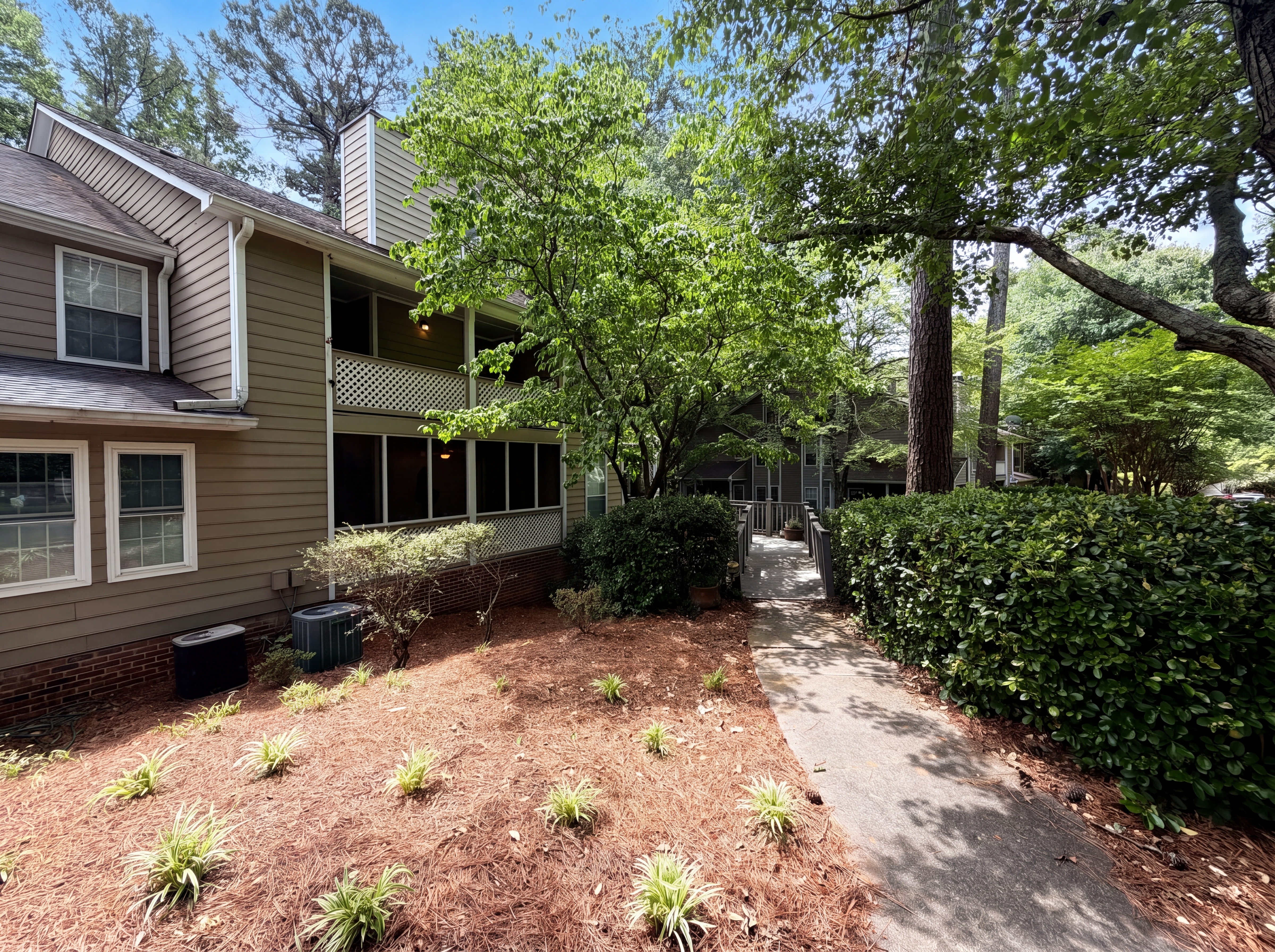 Photo 5 of 34 of 4491 Pineridge Cir, Atlanta, GA