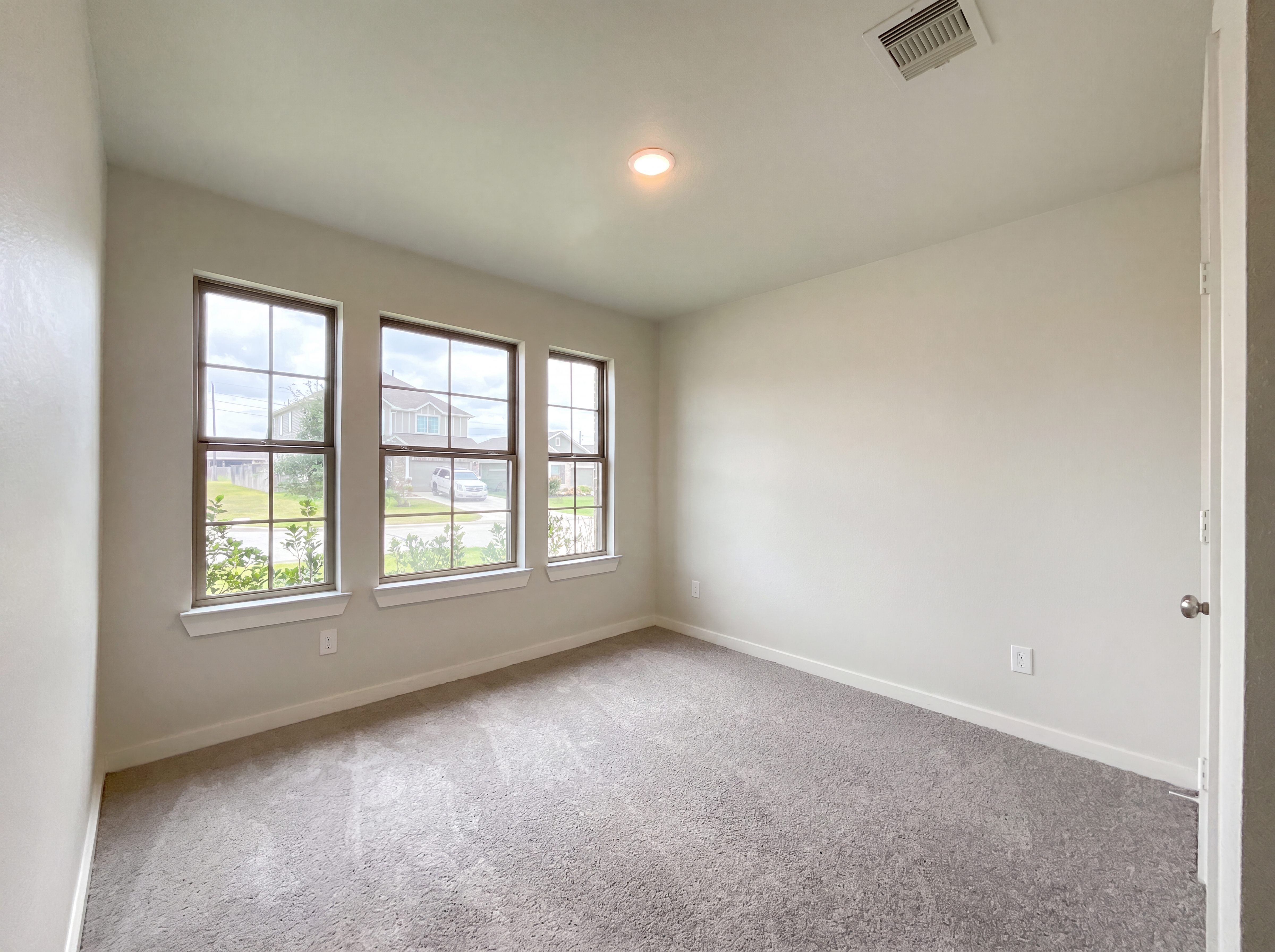 Photo 11 of 17 of 823 Deerhurst Ln, Magnolia, TX