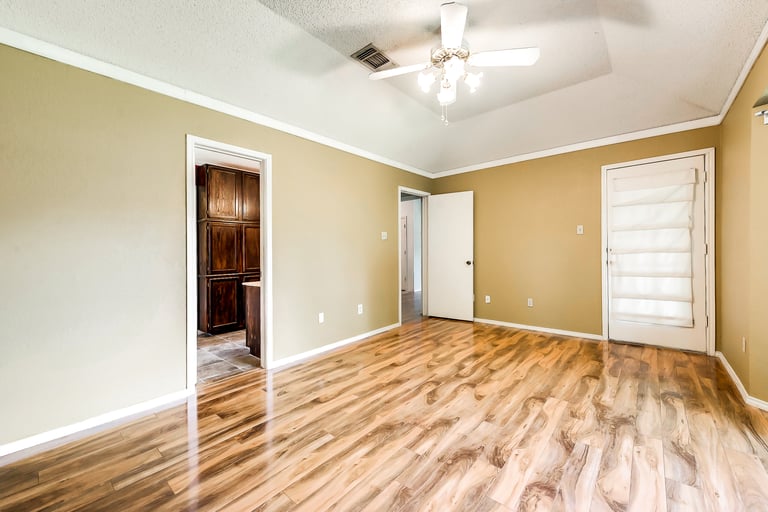 Photo 15 of 24 - 6913 Egan Way, Fort Worth, TX 76137