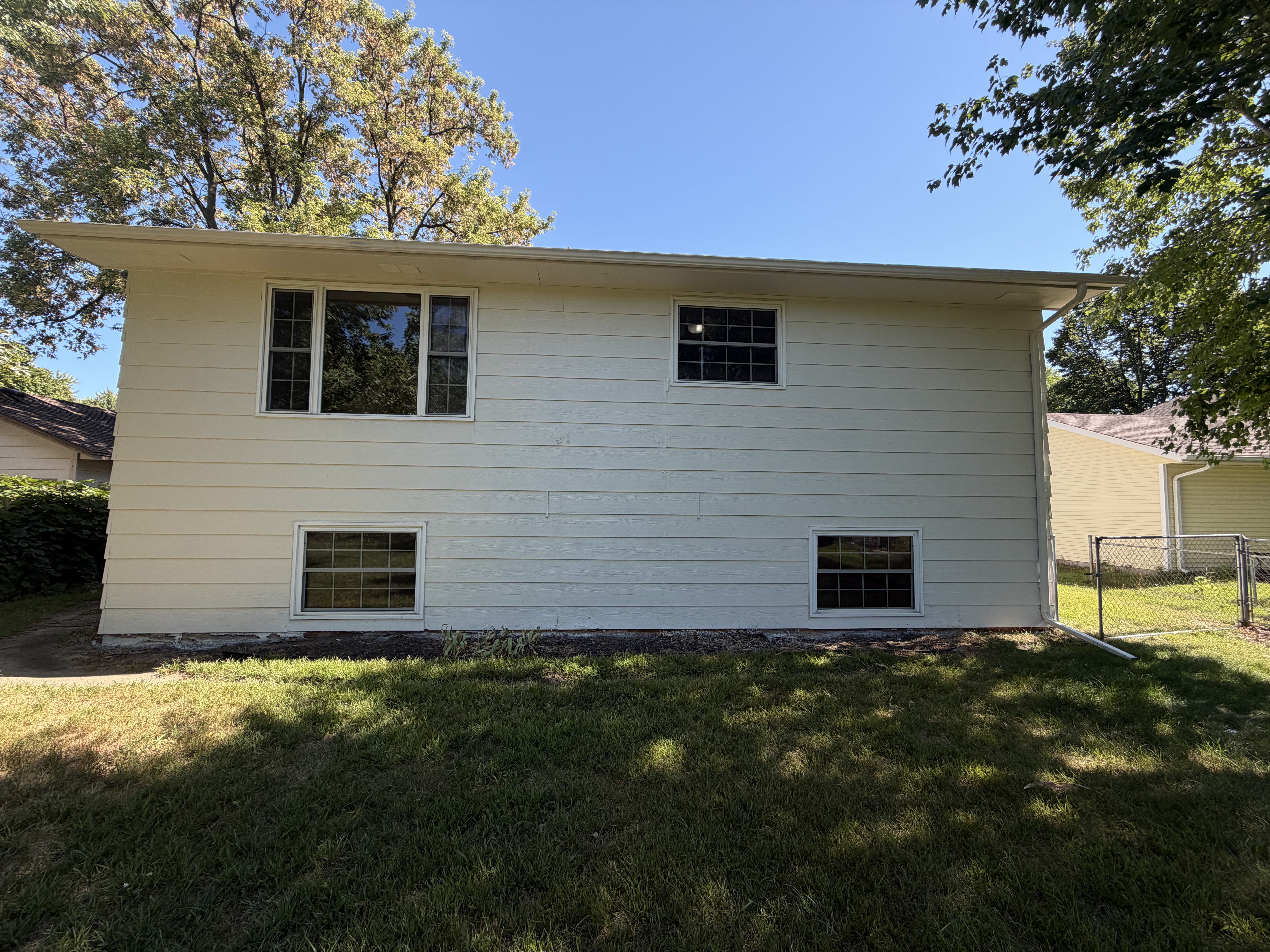 Photo 5 of 29 of 7537 Fairfield Rd, Brooklyn Park, MN