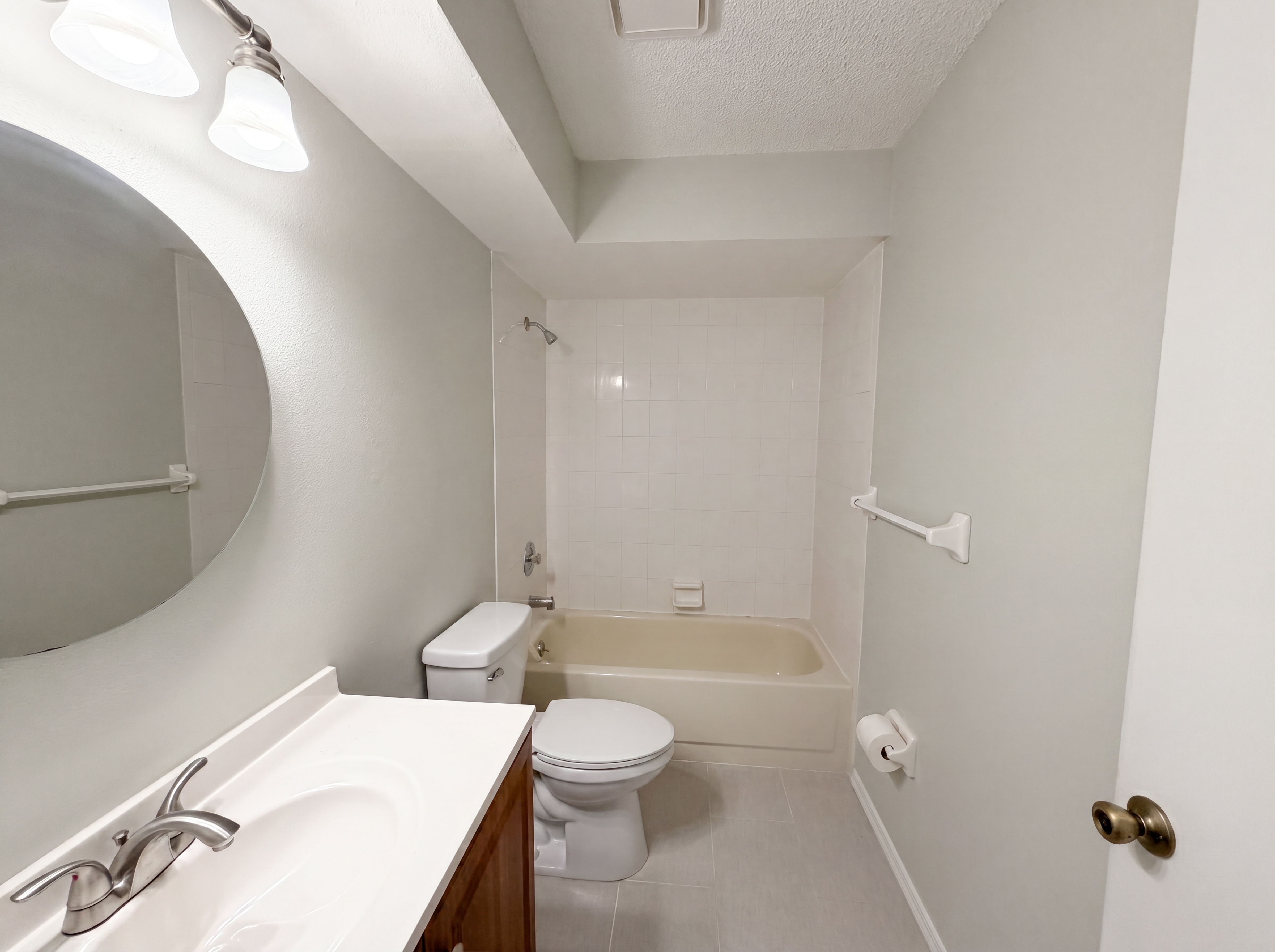 Photo 17 of 21 of 12620 Bay Hill Dr, Grand Island, FL