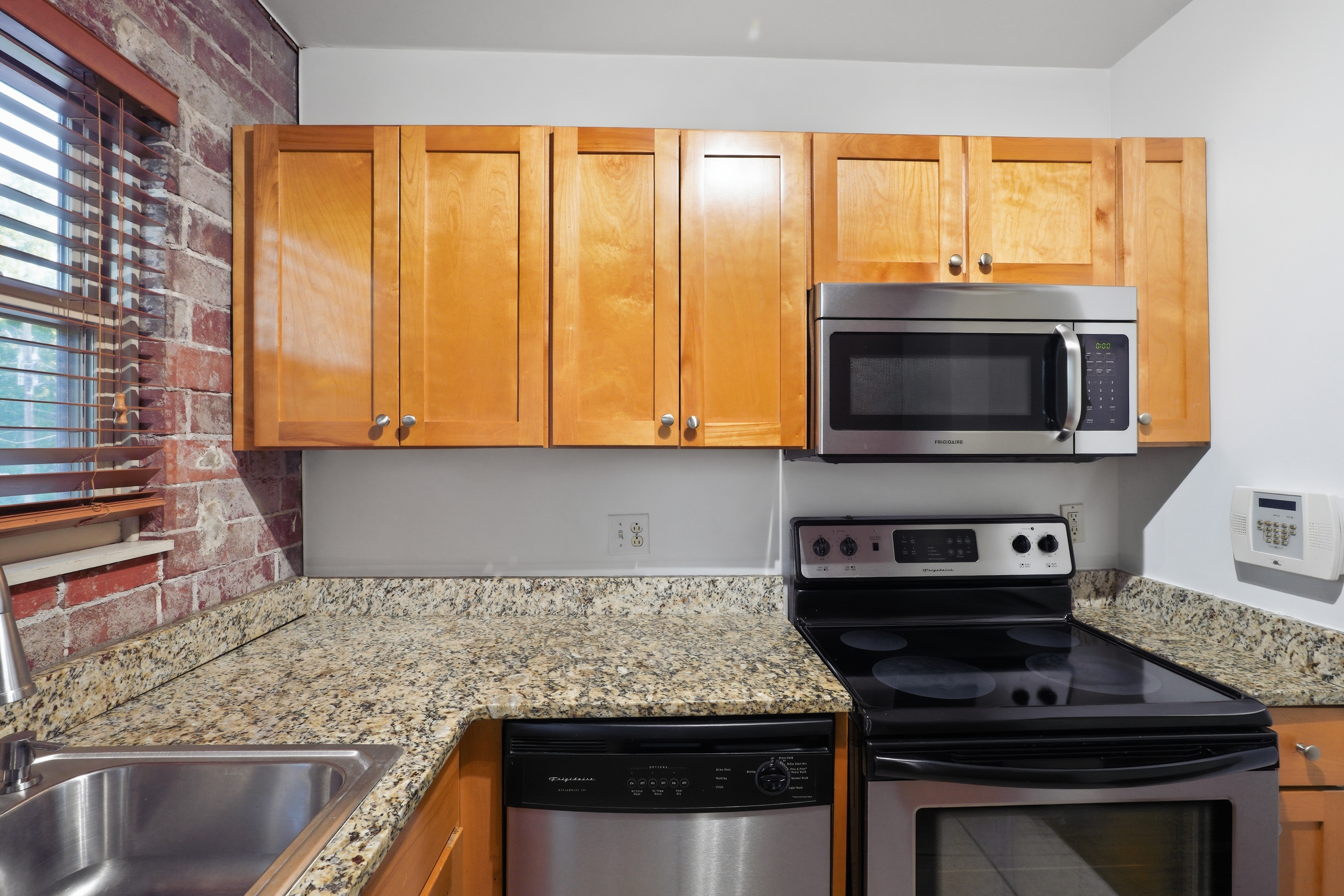 Photo 8 of 17 of 561 Formwalt St SW, Atlanta, GA