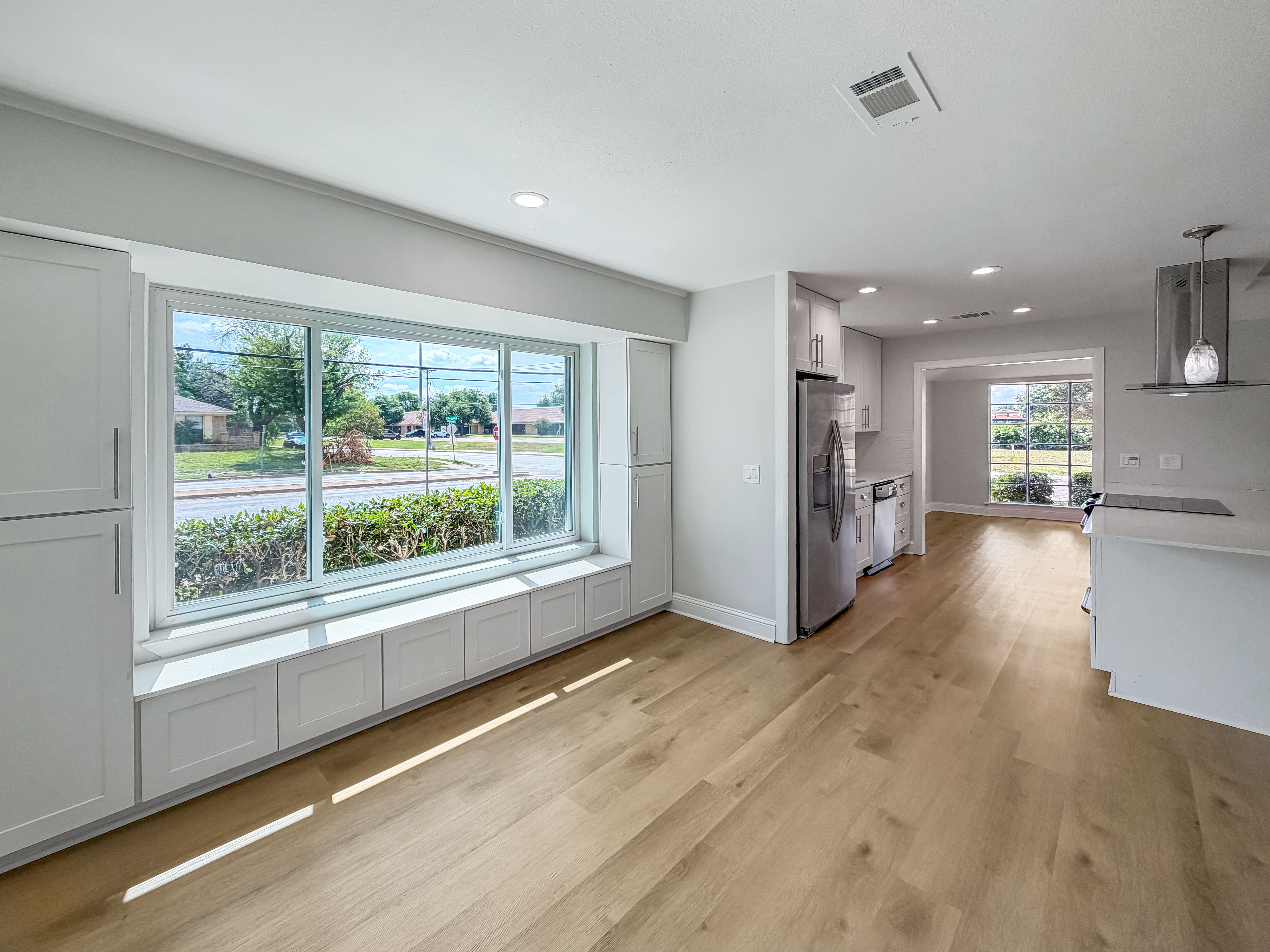 Photo 8 of 27 of 100 W Pleasantview Dr, Hurst, TX