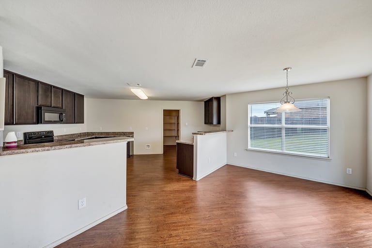 Photo 9 of 28 - 252 Rock Meadow Dr, Crowley, TX 76036
