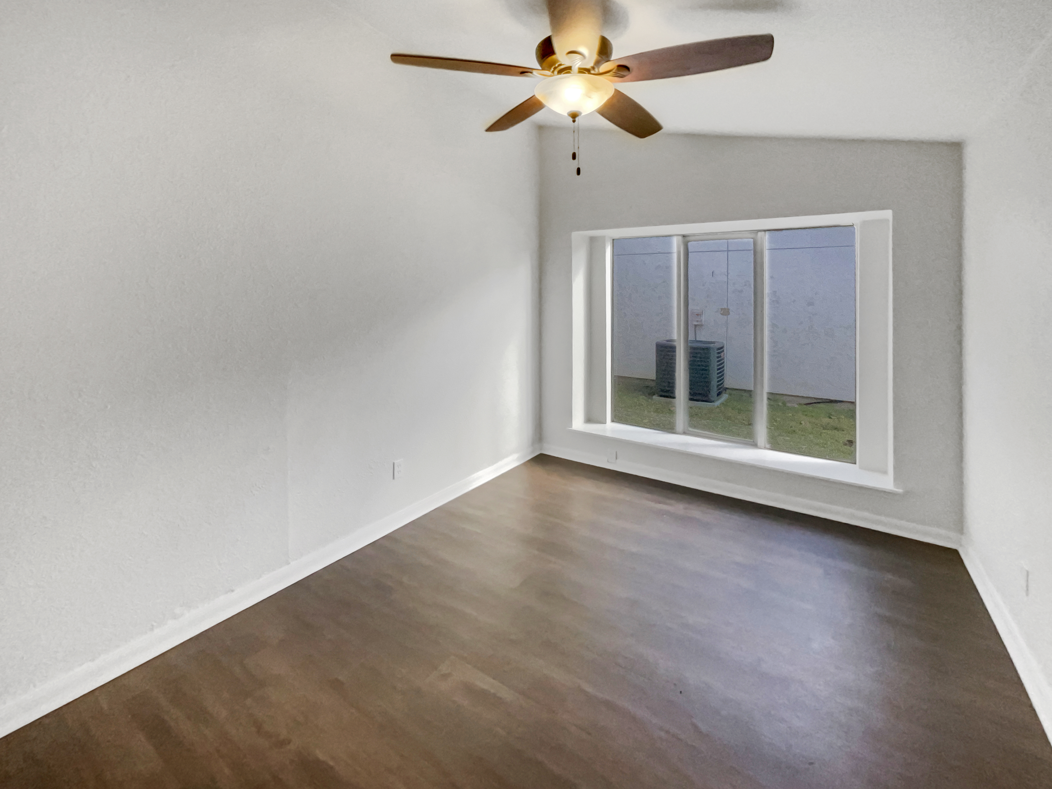 Photo 9 of 25 of 1426 Whiteoak Dr, Garland, TX