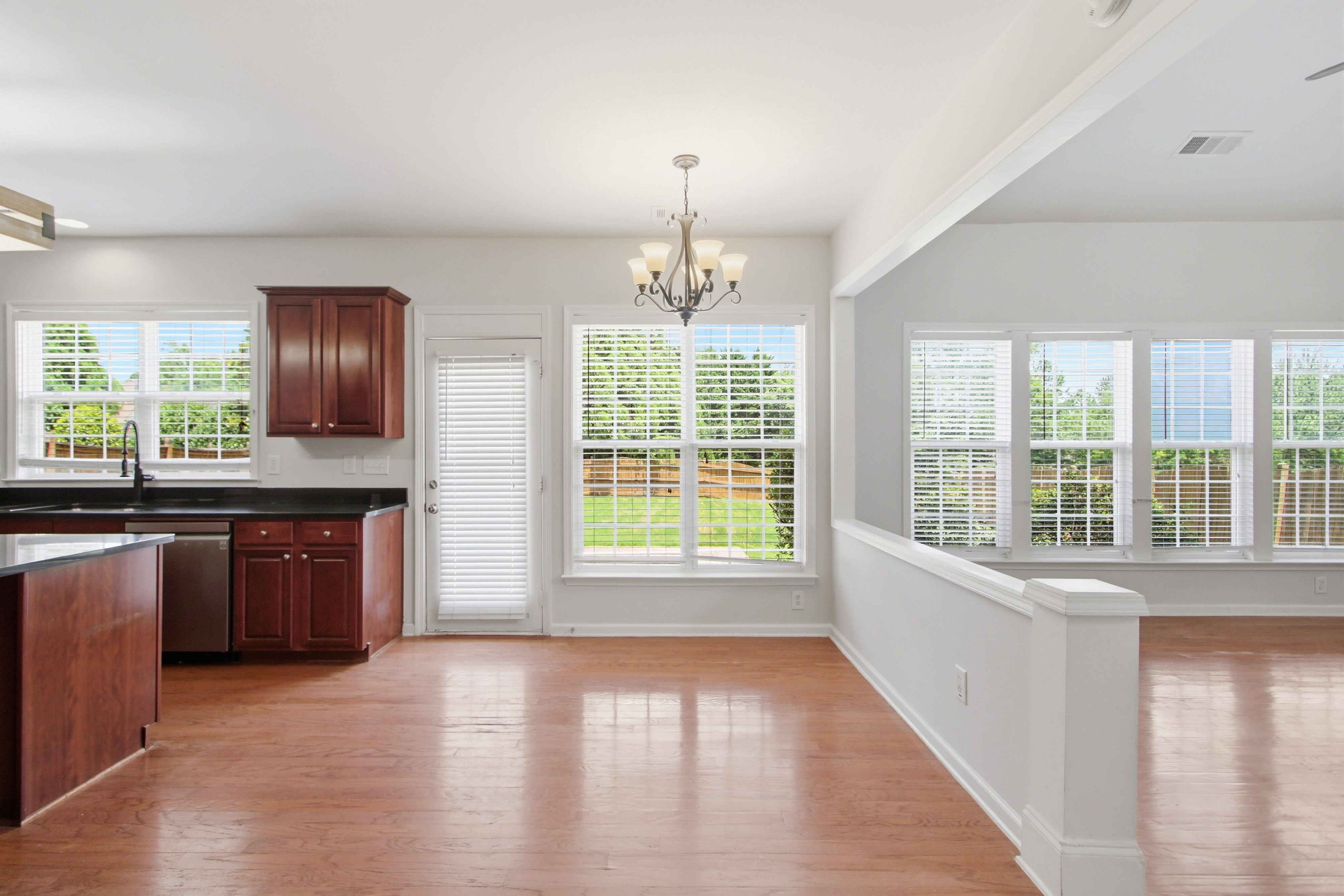 Photo 11 of 38 of 703 Aroura Dr, Woodstock, GA