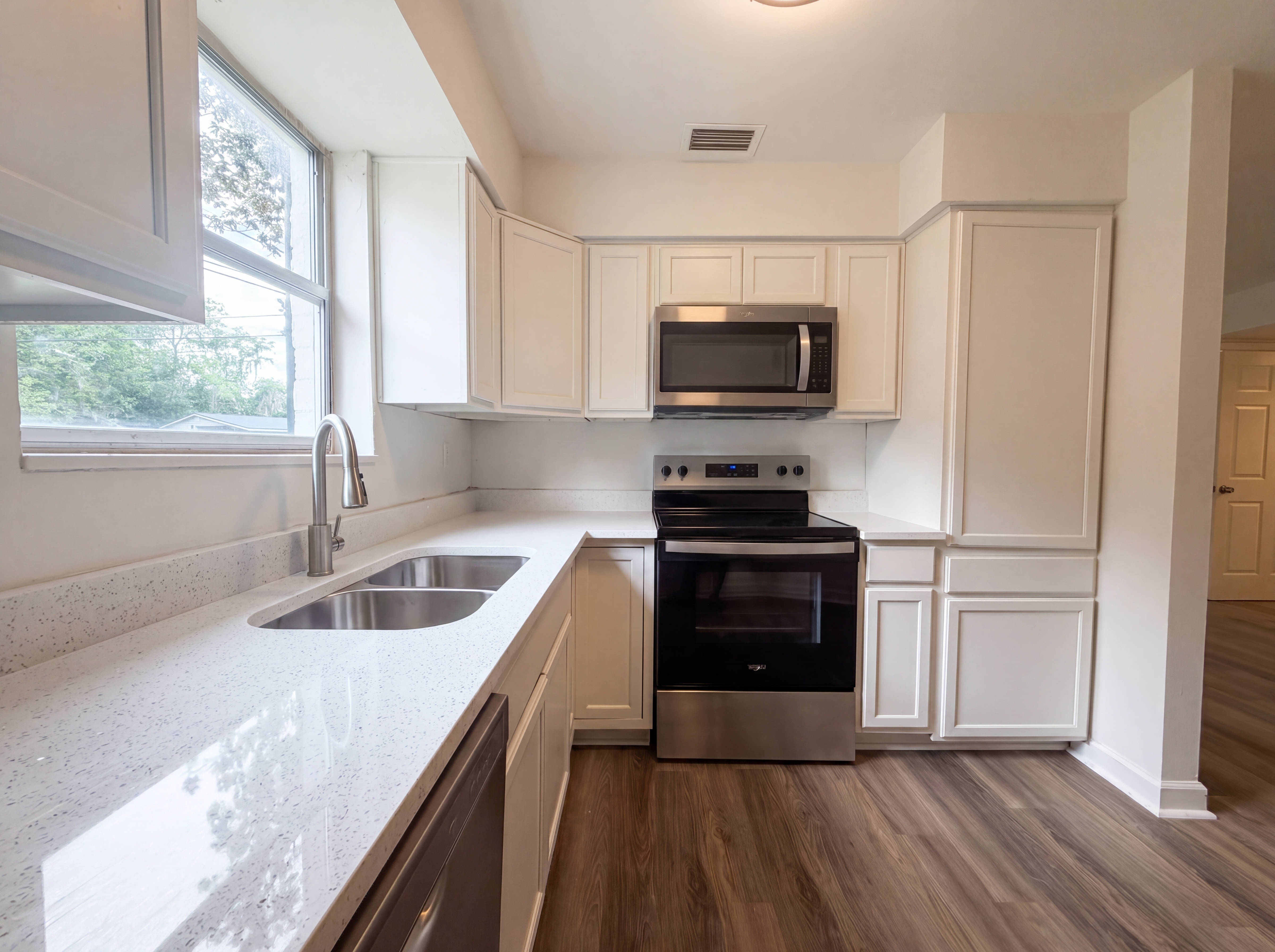 Photo 2 of 19 of 7361 Proxima Rd, Jacksonville, FL