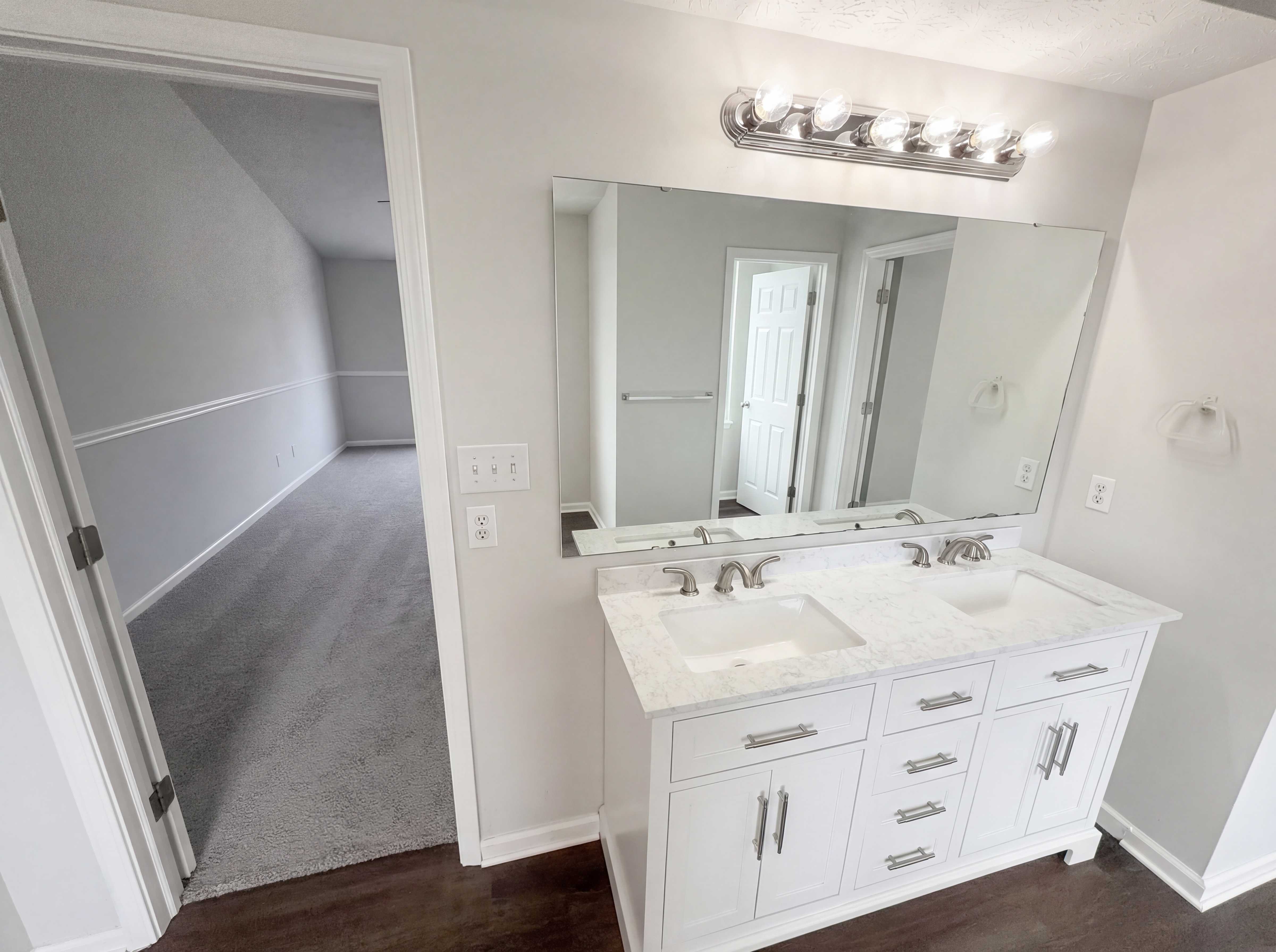 Photo 12 of 30 of 6454 Kentstone Dr, Indianapolis, IN