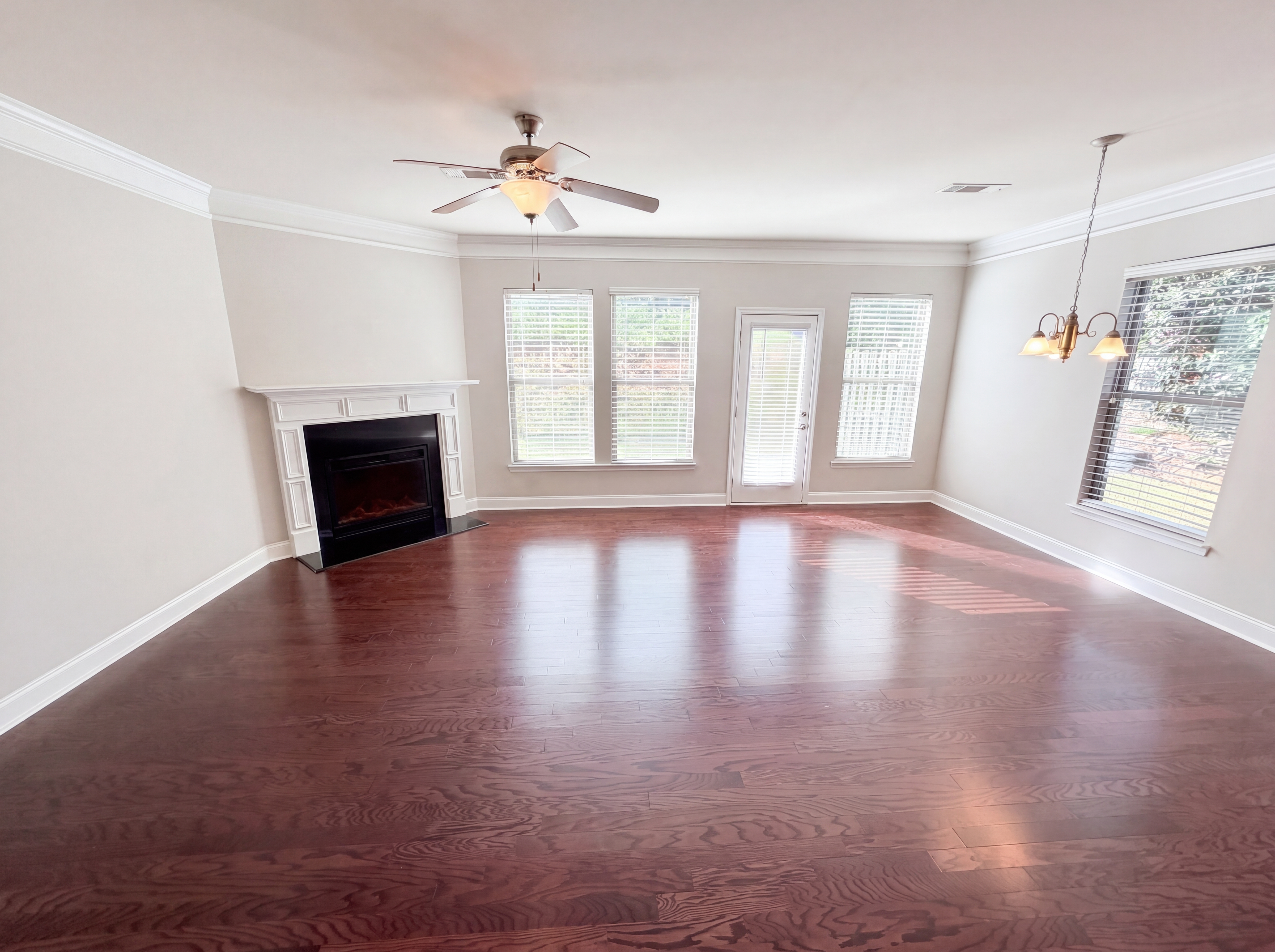 Photo 11 of 24 of 10555 Naramore Ln, Alpharetta, GA