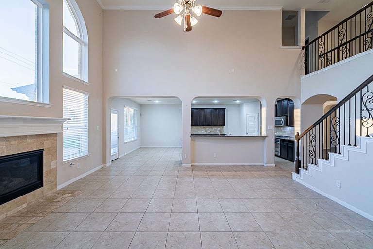 Photo 13 of 34 - 2208 Hannah Creek Ct, Houston, TX 77089