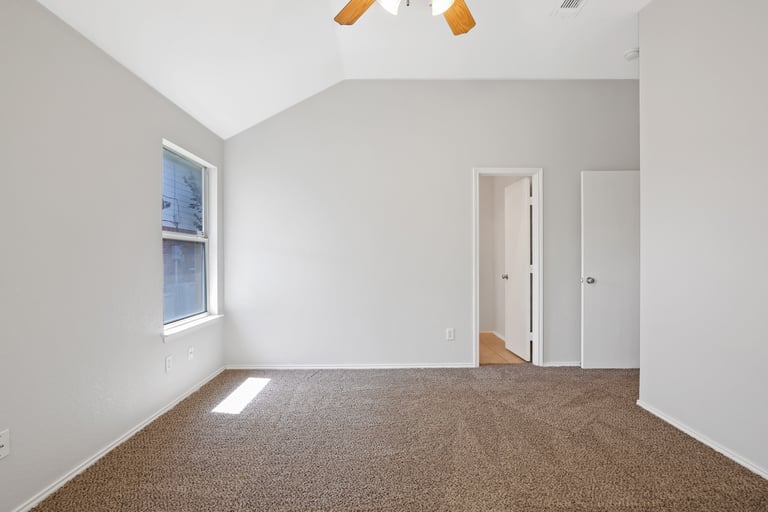 Photo 11 of 26 - 9812 Parkmere Dr, Fort Worth, TX 76108