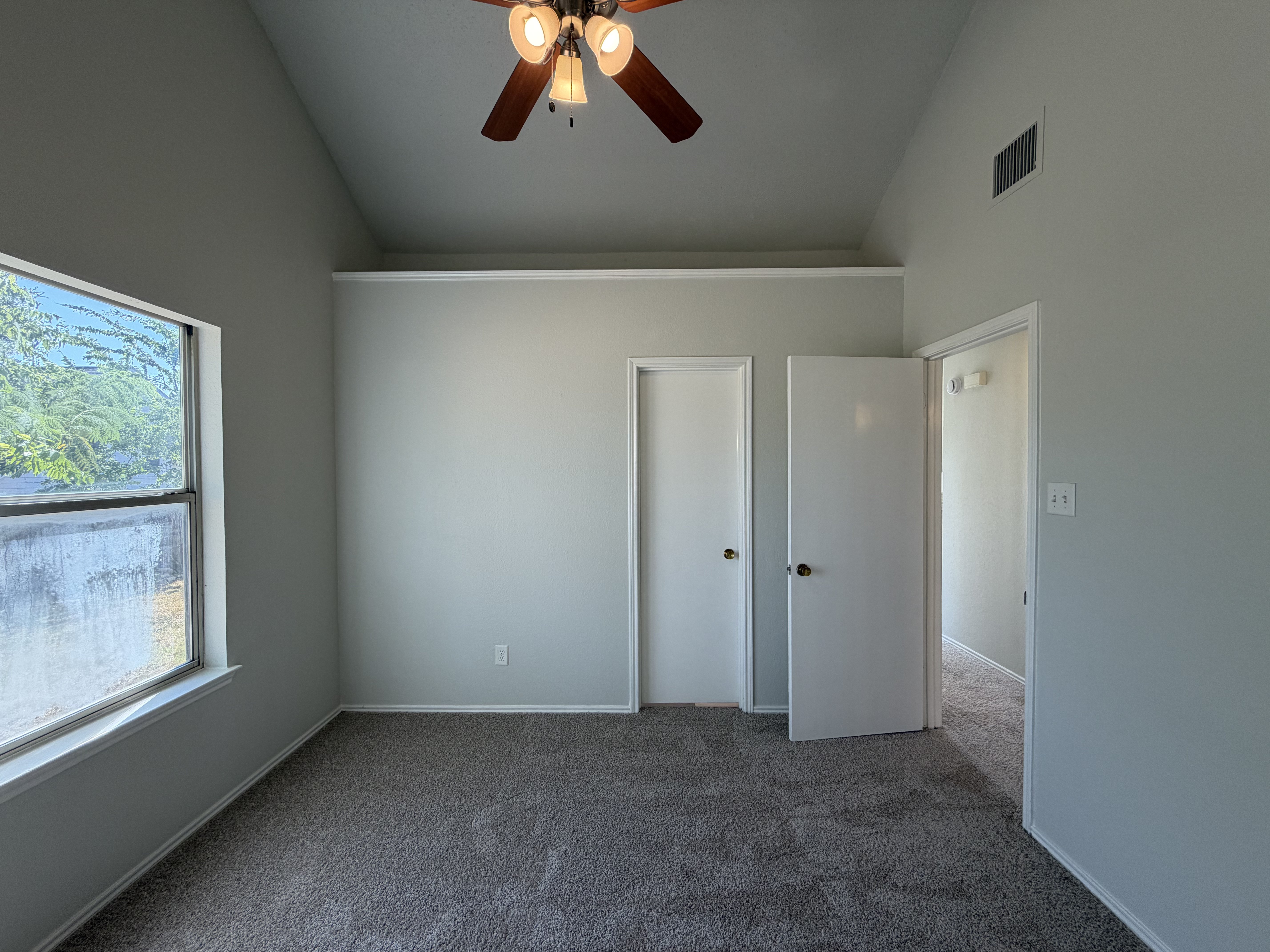 Photo 10 of 16 of 5624 Shady Springs Trl, Fort Worth, TX
