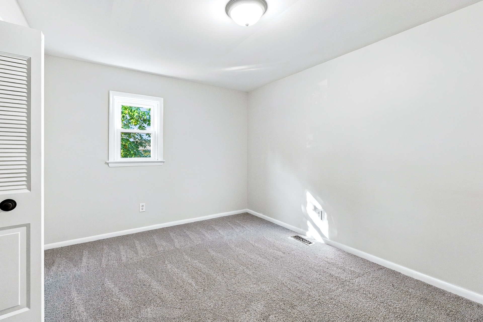 Photo 12 of 21 of 4916 Longhorn Dr, Woodbridge, VA