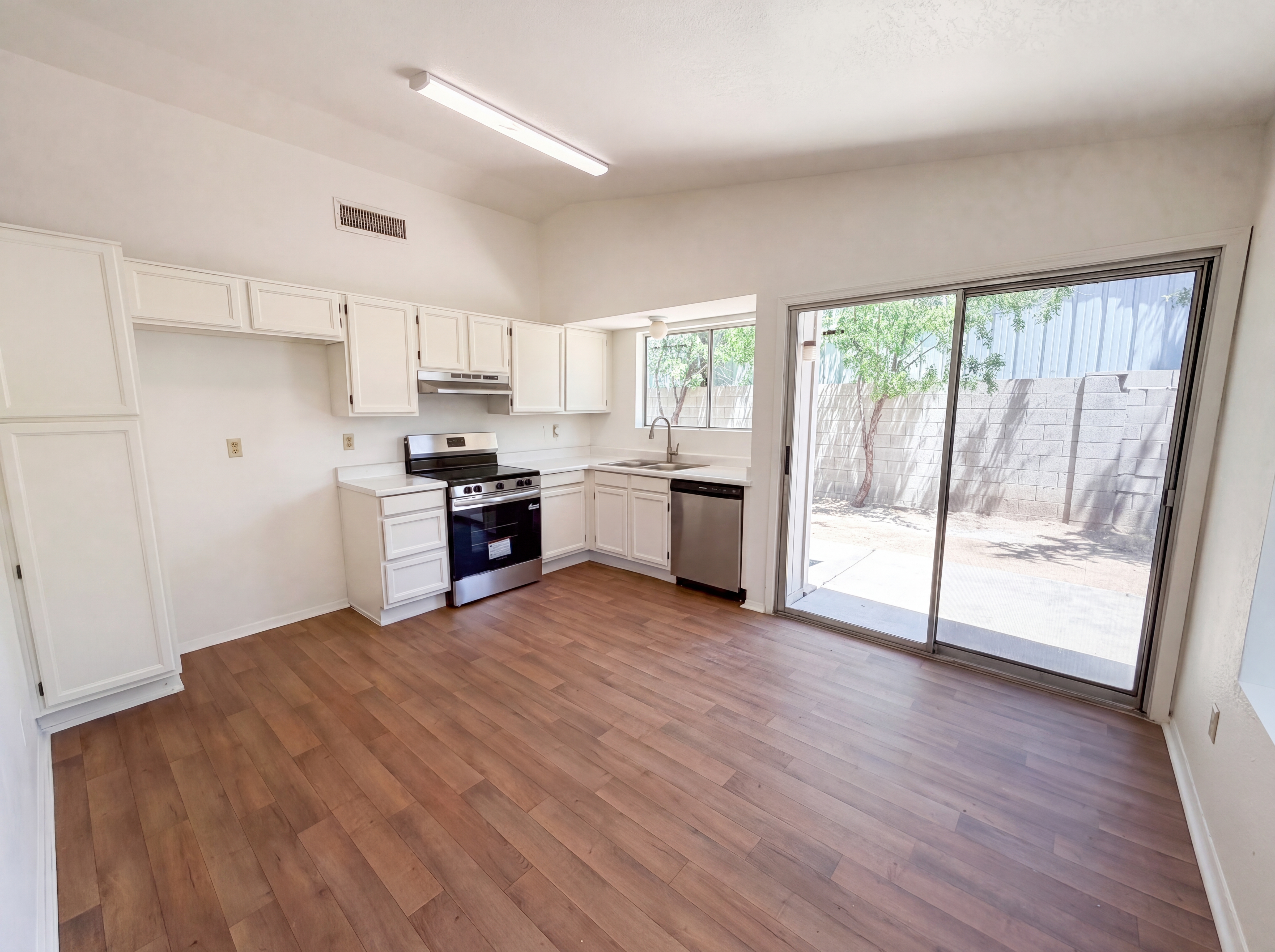 Photo 2 of 20 of 4461 N 84th Ave, Phoenix, AZ