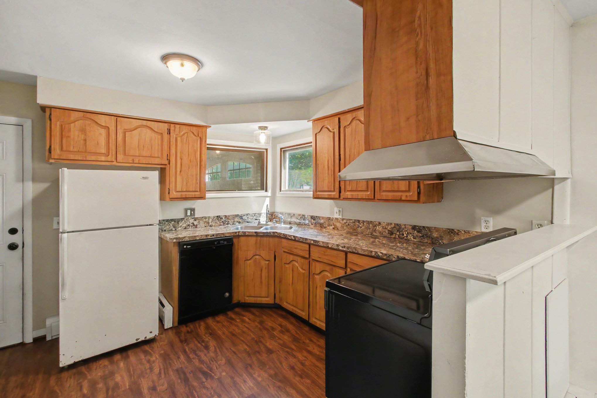 Photo 2 of 23 of 7800 W Sharpe Rd, Fowlerville, MI