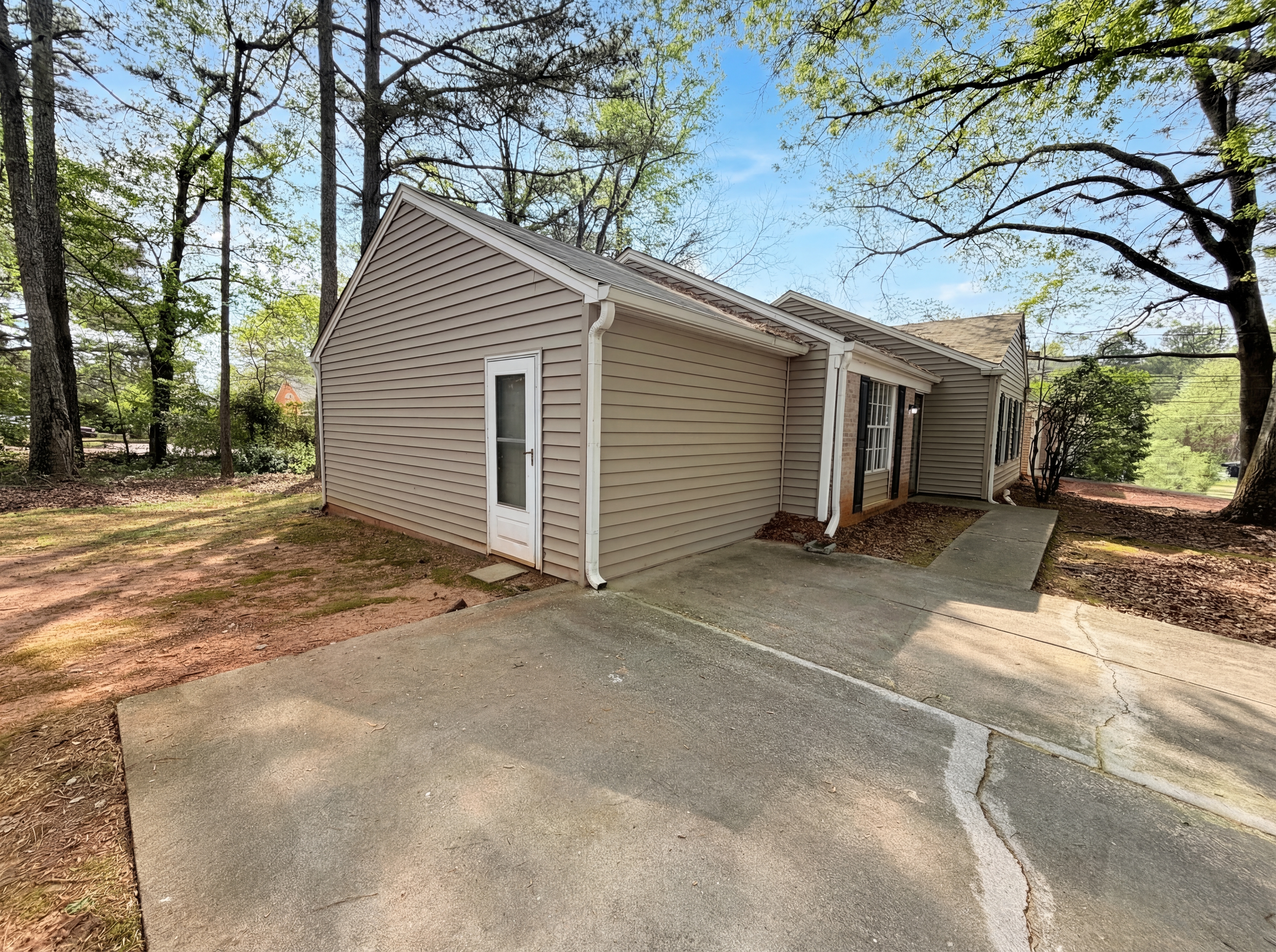 Photo 8 of 31 of 4727 Garden Hills Dr, Stone Mountain, GA