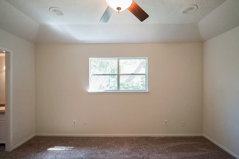 Photo 16 of 35 - 15014 Penn Hills Ln, Houston, TX 77062
