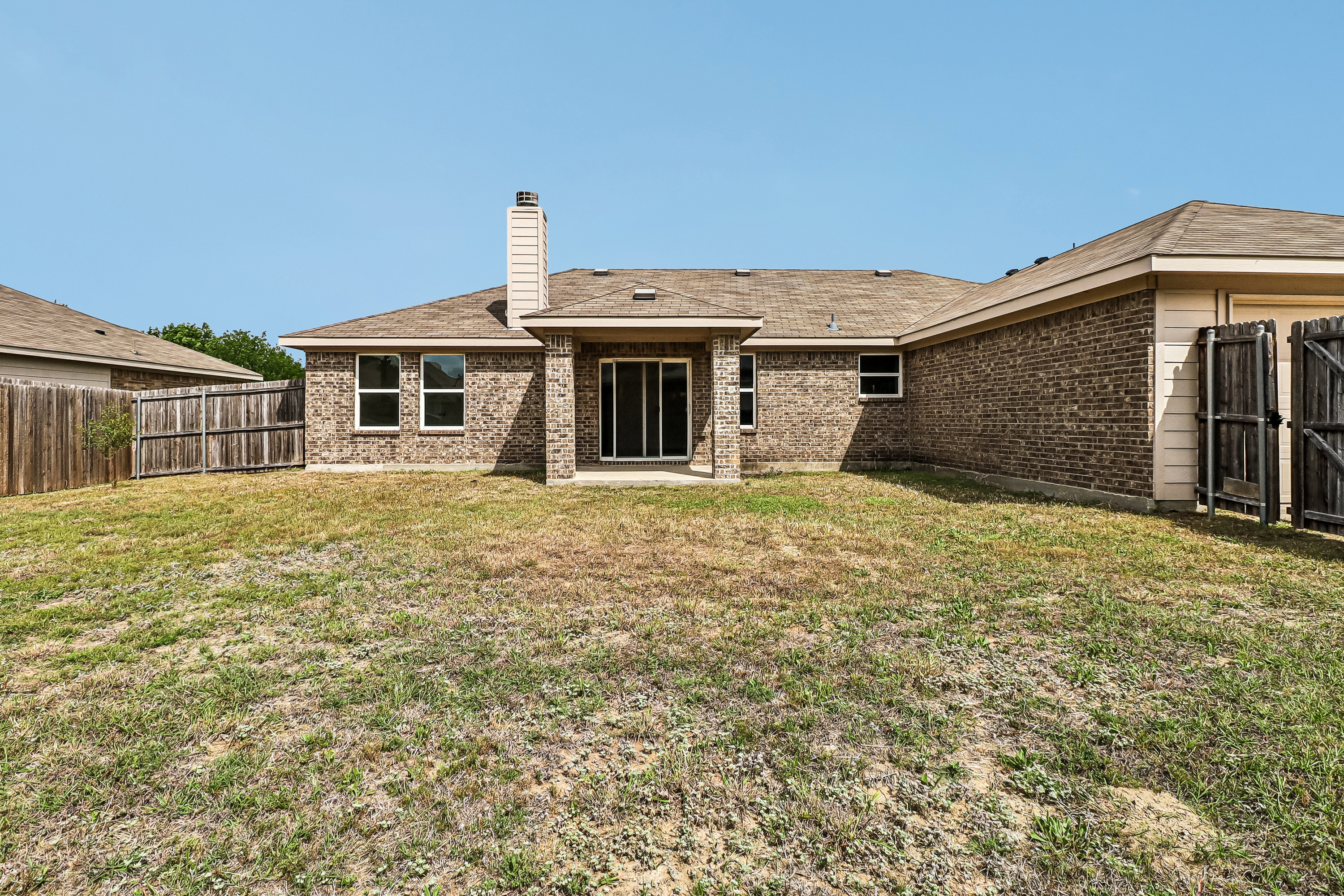 Photo 5 of 26 of 2979 Driftwood Dr, Lancaster, TX