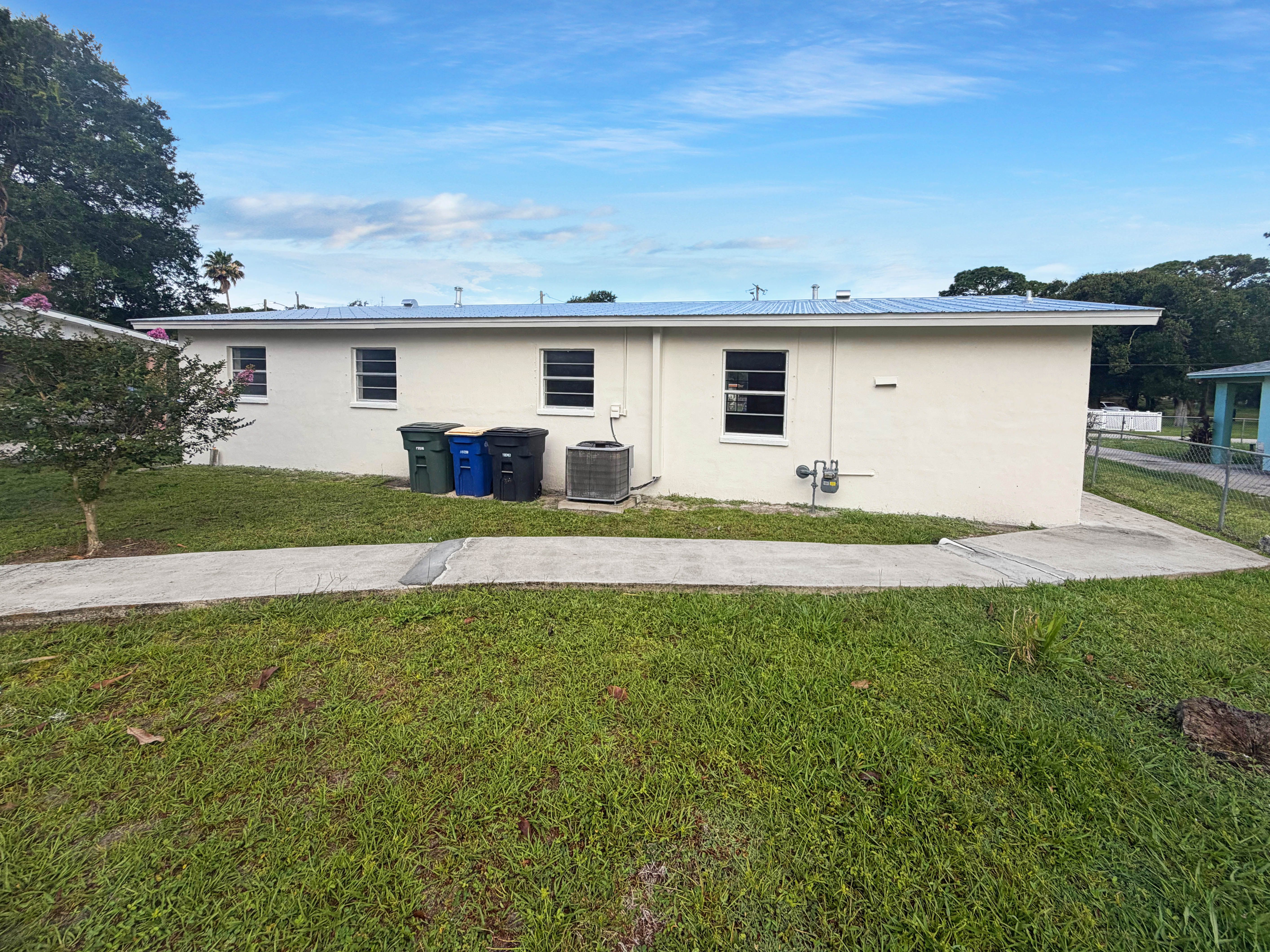 Photo 5 of 26 of 308 N 30th St, Fort Pierce, FL