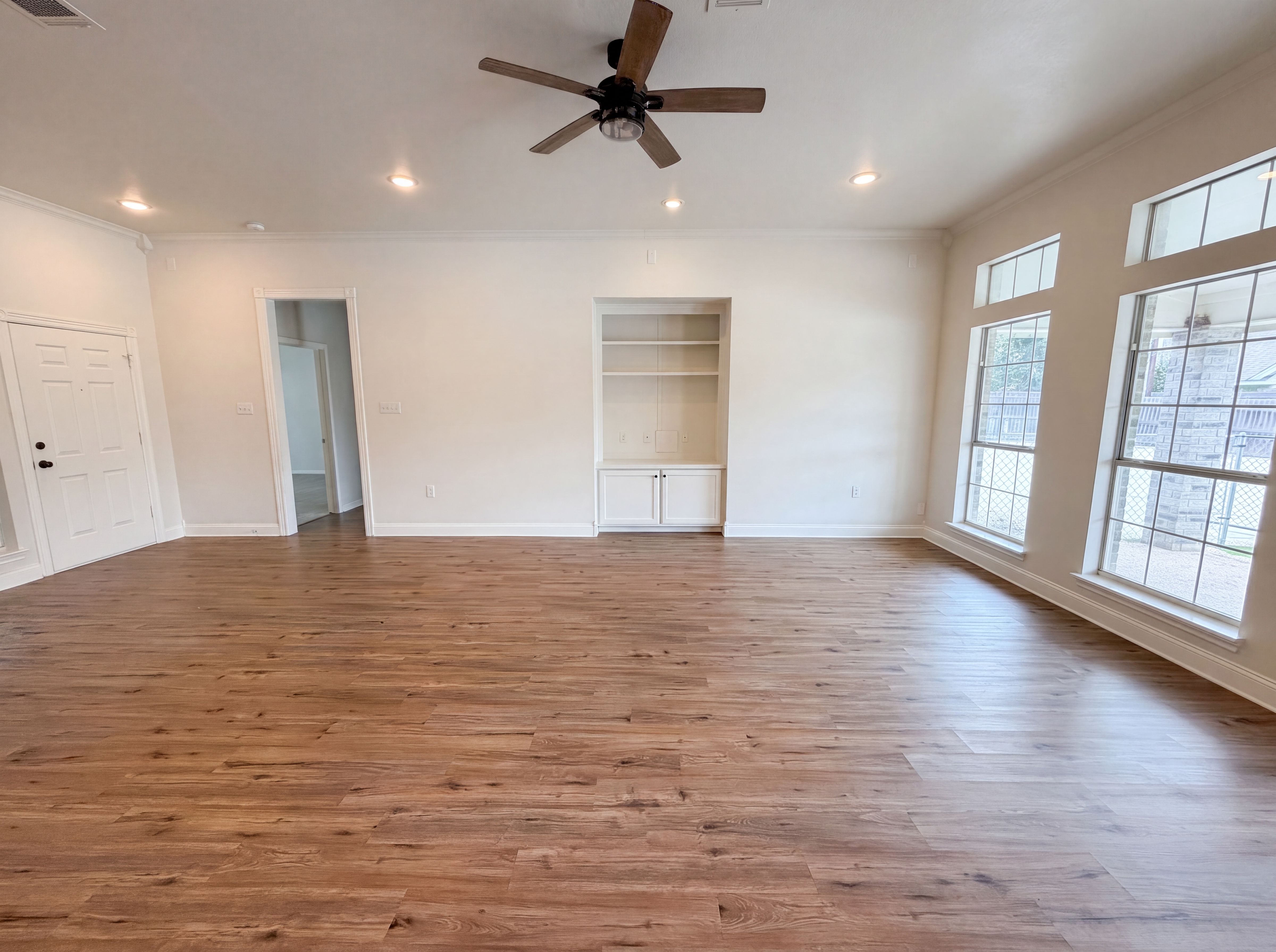 Photo 3 of 25 of 1226 Oakmanor Cir, Hewitt, TX