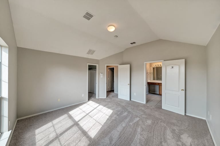Photo 4 of 22 - 220 Laramie Ln, Desoto, TX 75115