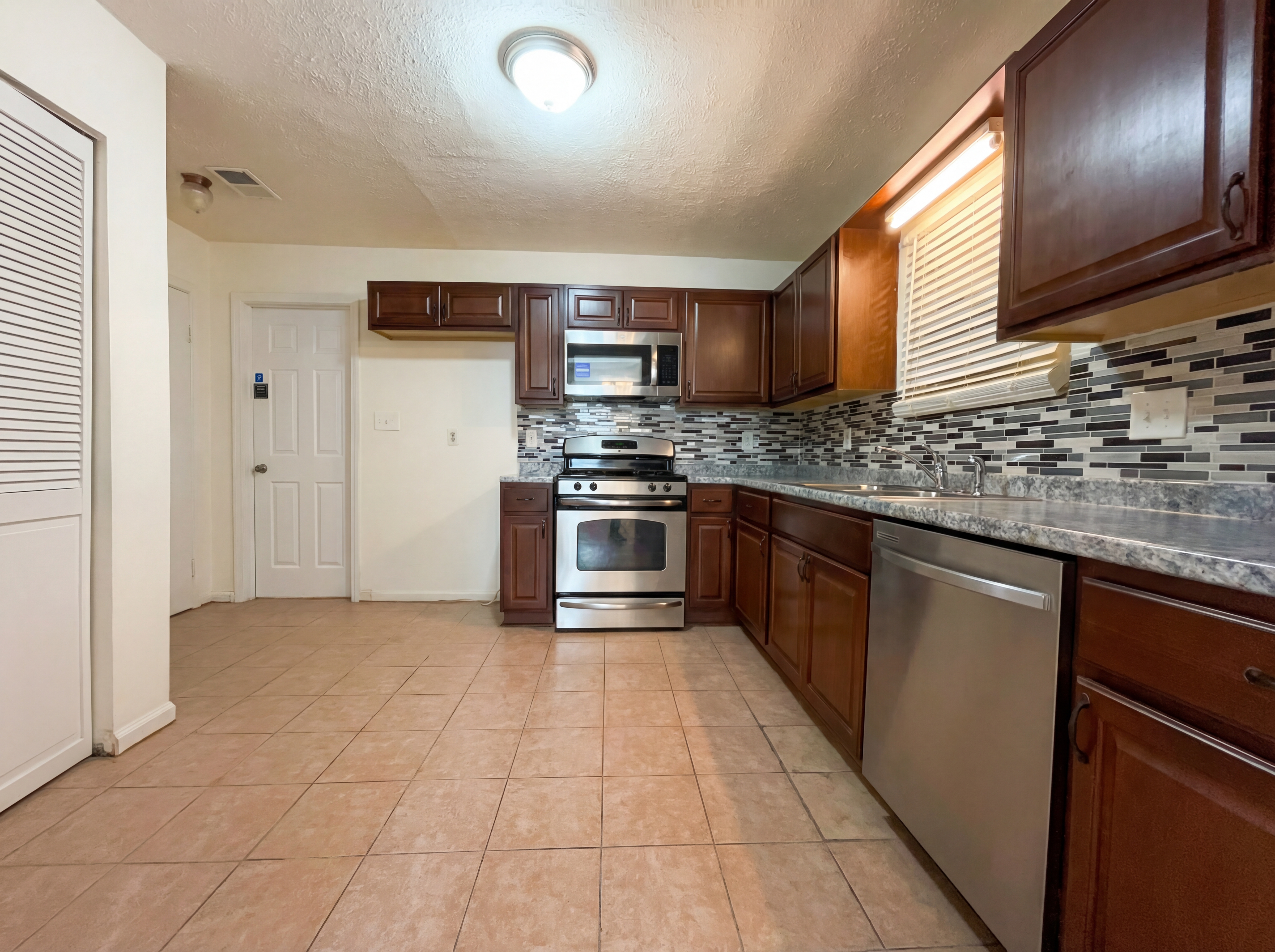 Photo 14 of 31 of 5328 Ridge Forest Dr, Stone Mountain, GA