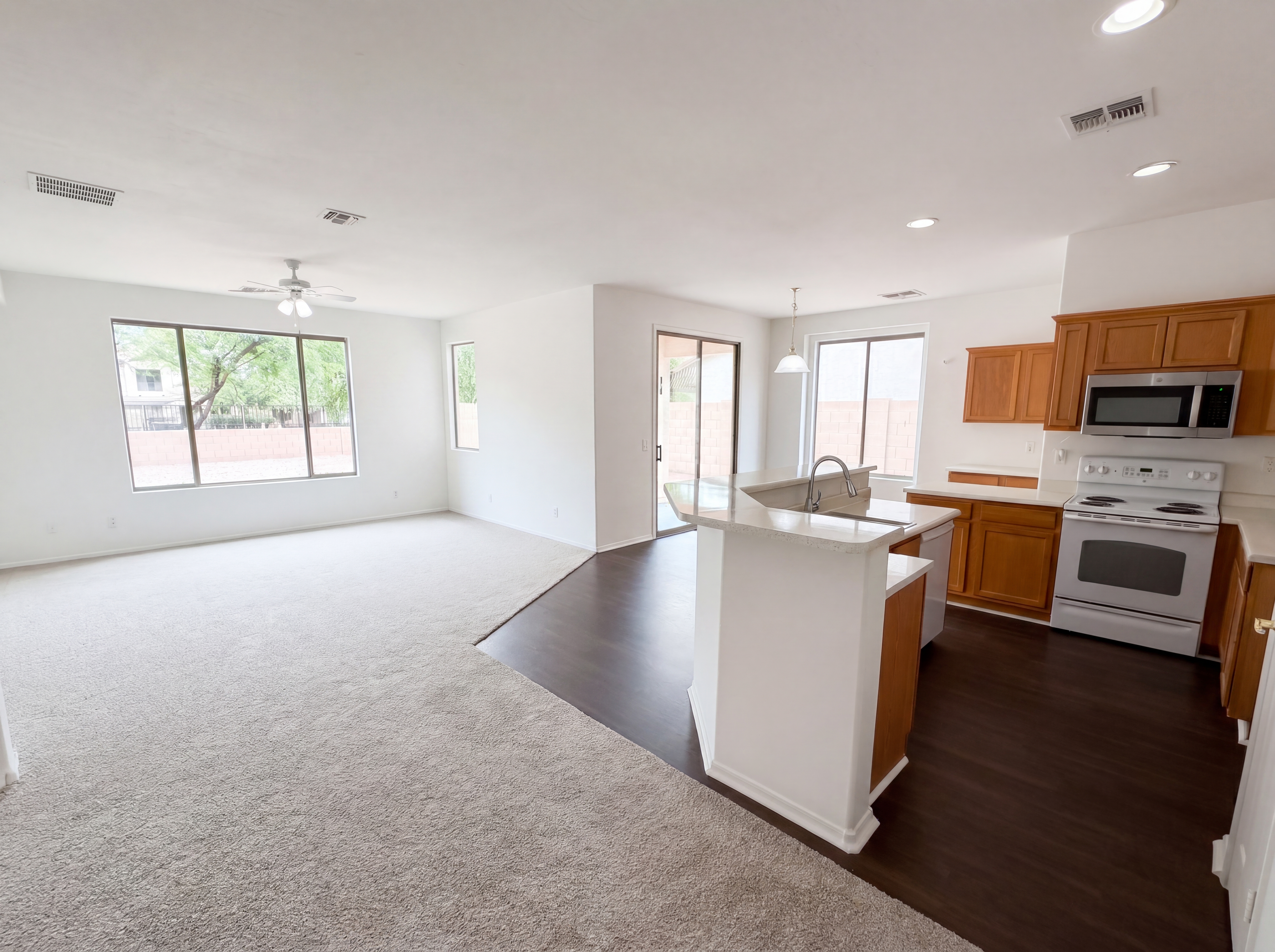 Photo 3 of 30 of 14101 W Windrose Dr, Surprise, AZ
